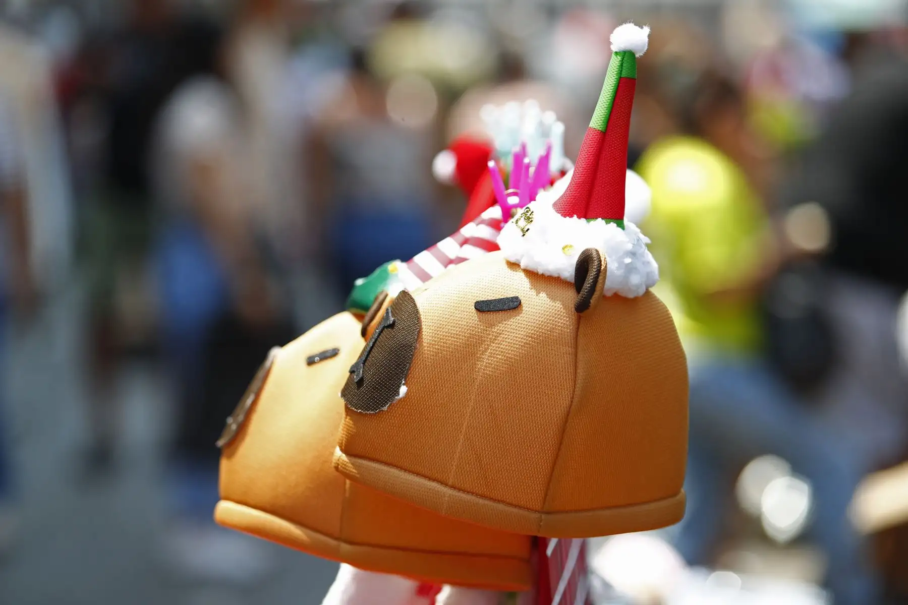 A pocas horas de celebrarse la Noche Buena, los comerciantes de Mesa Redonda y de los alrededores del Barrio Chino ofrecen a los miles de asistentes toda clase de productos alusivos a la Navidad, ya sean para el hogar, el transporte o de uso personal, y además juguetes de diversos modelos, tamaños y precios. Foto: ANDINA/Daniel Bracamonte