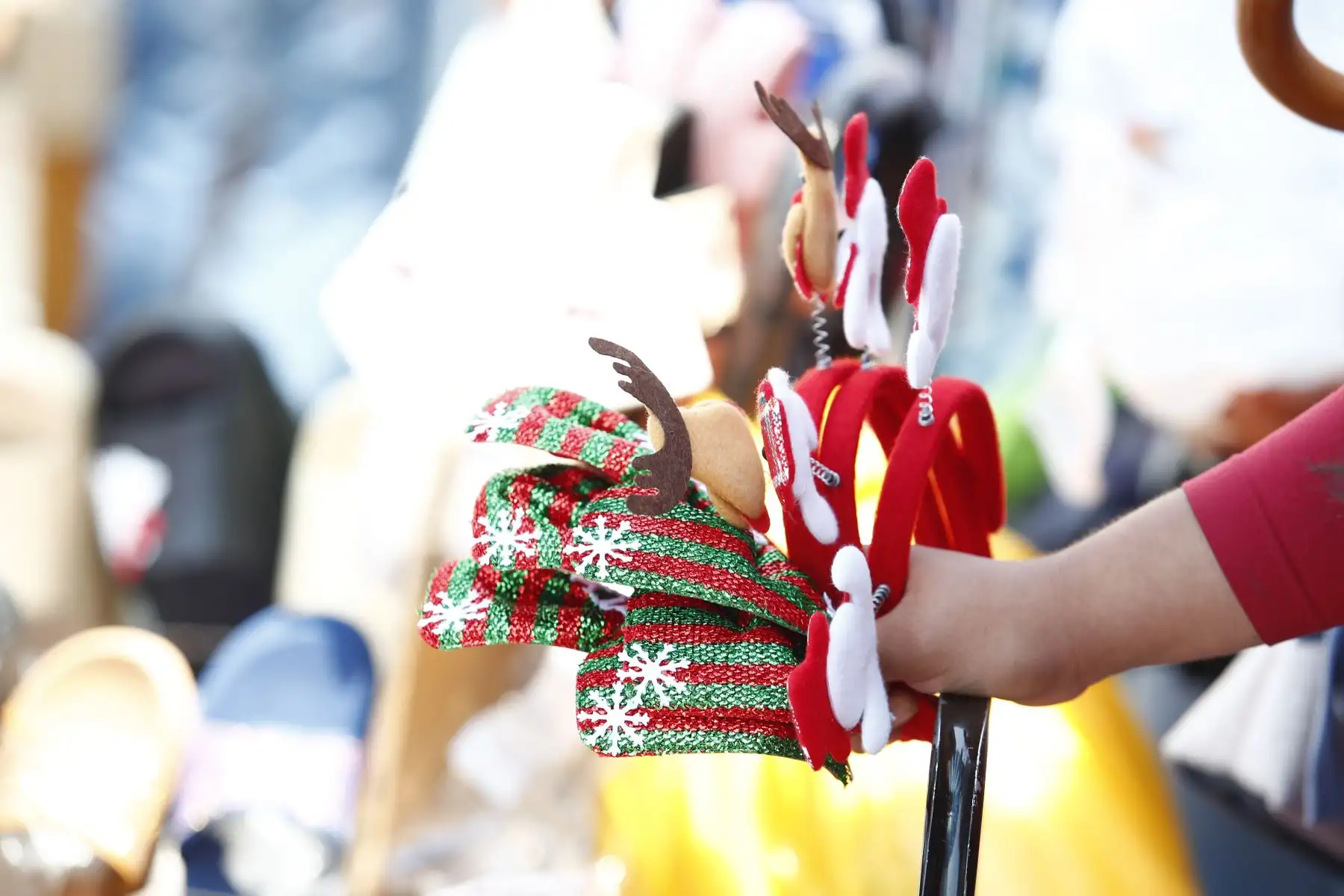 A pocas horas de celebrarse la Noche Buena, los comerciantes de Mesa Redonda y de los alrededores del Barrio Chino ofrecen a los miles de asistentes toda clase de productos alusivos a la Navidad, ya sean para el hogar, el transporte o de uso personal, y además juguetes de diversos modelos, tamaños y precios. Foto: ANDINA/Daniel Bracamonte