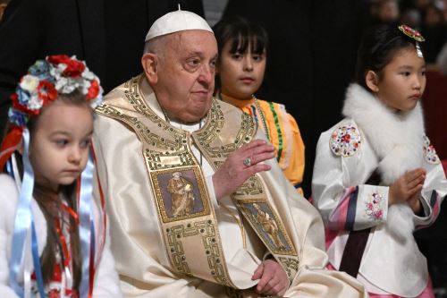 El papa Francisco celebra la Nochebuena con una ceremonia especial que da inicio al Jubileo 2025. Foto: AFP