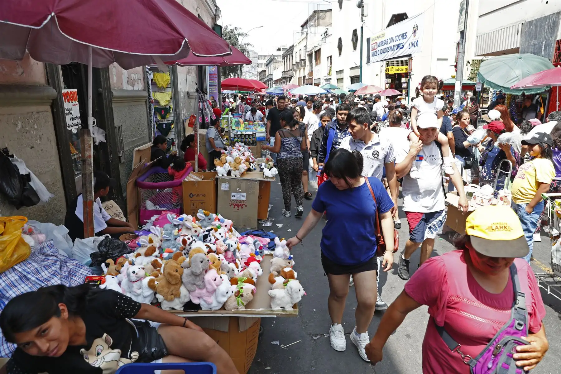 A pocas horas de celebrarse la Navidad, miles de peruanos visitan Mesa Redonda y las inmediaciones del Barrio Chino, en el Cercado de Lima, para realizar sus compras de último minuto previo a la Noche Buena. Foto: ANDINA/Daniel Bracamonte