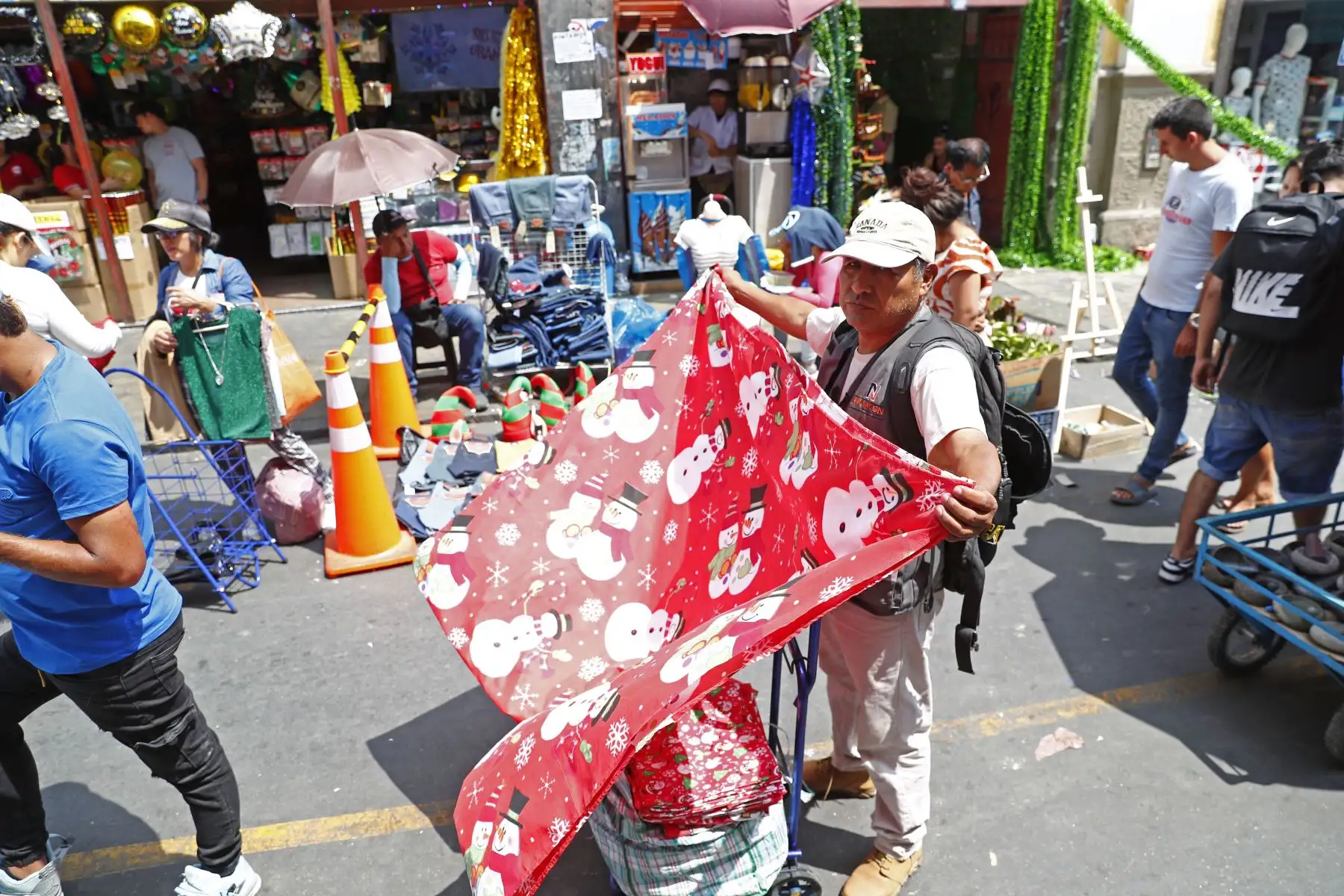 A pocas horas de celebrarse la Noche Buena, los comerciantes de Mesa Redonda y de los alrededores del Barrio Chino ofrecen a los miles de asistentes toda clase de productos alusivos a la Navidad, ya sean para el hogar, el transporte o de uso personal, y además juguetes de diversos modelos, tamaños y precios. Foto: ANDINA/Daniel Bracamonte