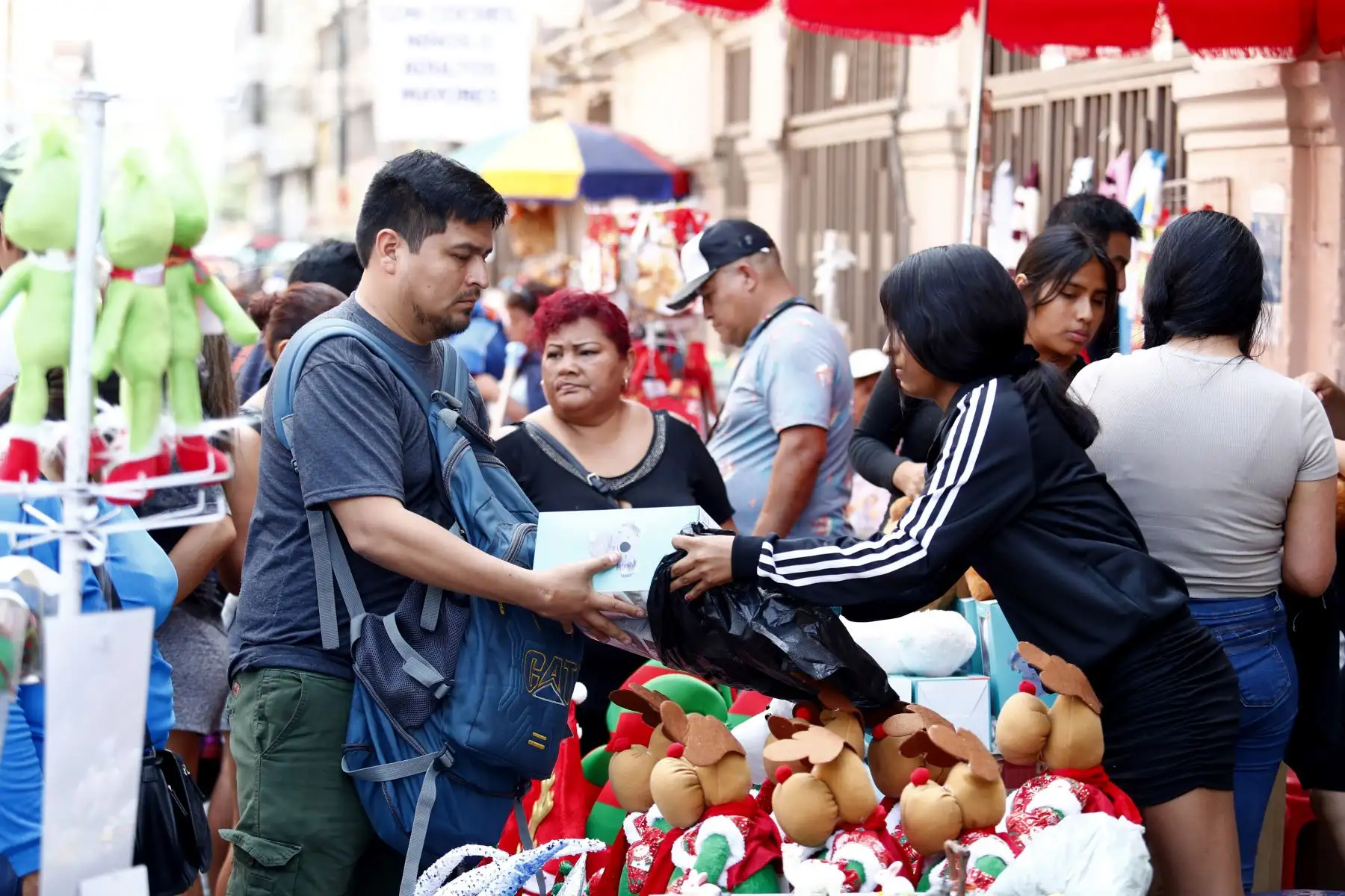 A pocas horas de celebrarse la Navidad, miles de peruanos visitan Mesa Redonda y las inmediaciones del Barrio Chino, en el Cercado de Lima, para realizar sus compras de último minuto previo a la Noche Buena. Foto: ANDINA/Daniel Bracamonte
