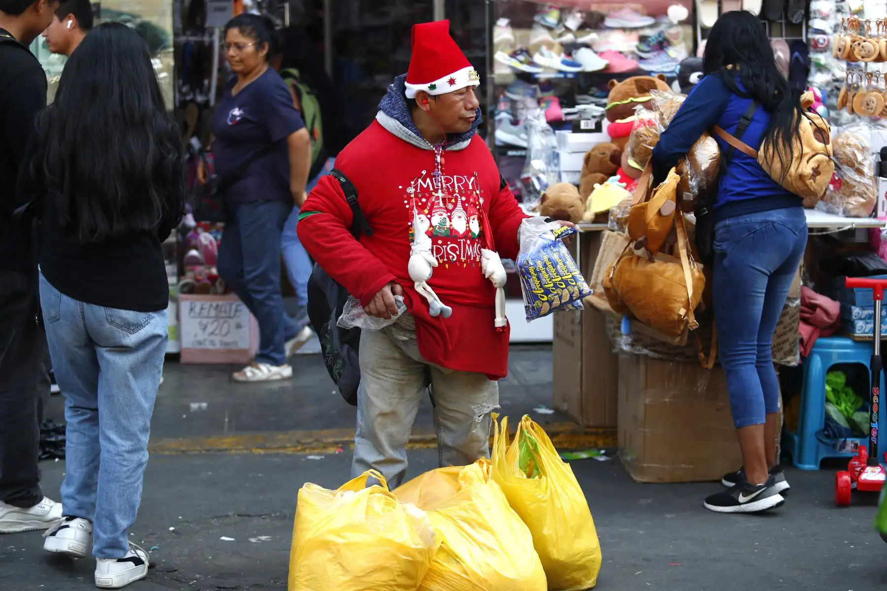 A pocas horas de celebrarse la Noche Buena, los comerciantes de Mesa Redonda y de los alrededores del Barrio Chino ofrecen a los miles de asistentes toda clase de productos navideños y juguetes, incluso algunos de ellos se visten con trajes alusivos a la Navidad. Foto: ANDINA/Daniel Bracamonte