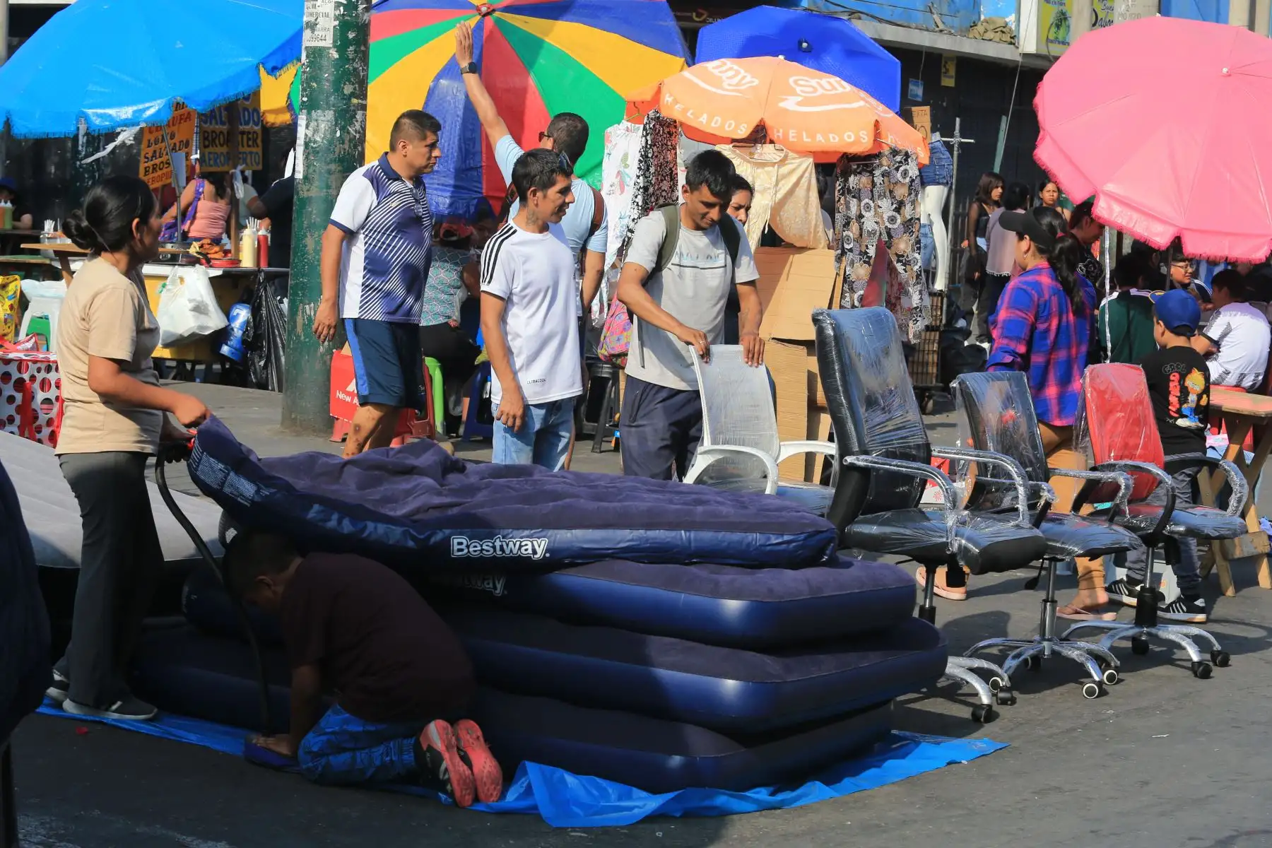 Centenares de personas acuden este martes 24 al emporio textil y de confecciones de Gamarra, en el distrito de La Victoria, para hacer las últimas compras navideñas. Fotos: ANDINA/Héctor Vinces