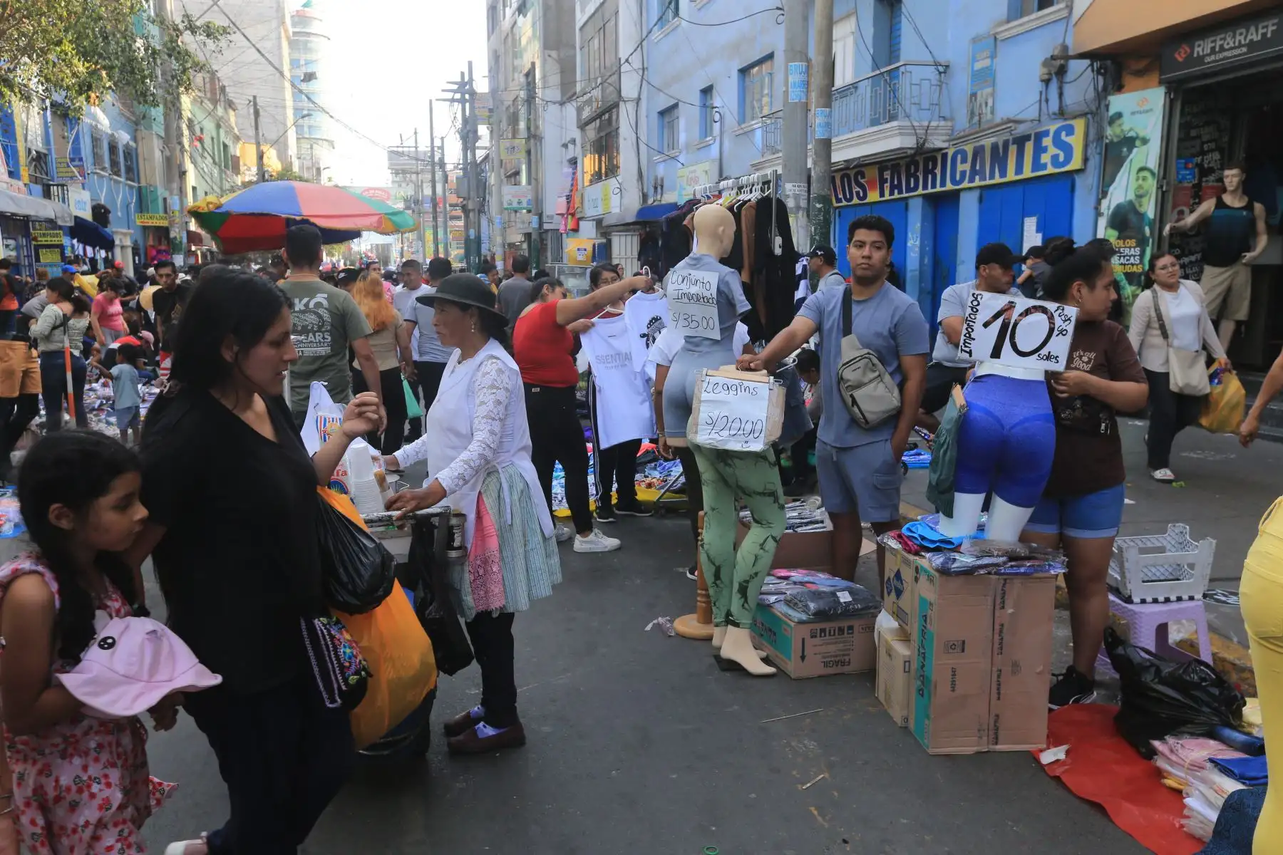 Centenares de personas acuden este martes 24 al emporio textil y de confecciones de Gamarra, en el distrito de La Victoria, para hacer las últimas compras navideñas. Fotos: ANDINA/Héctor Vinces
