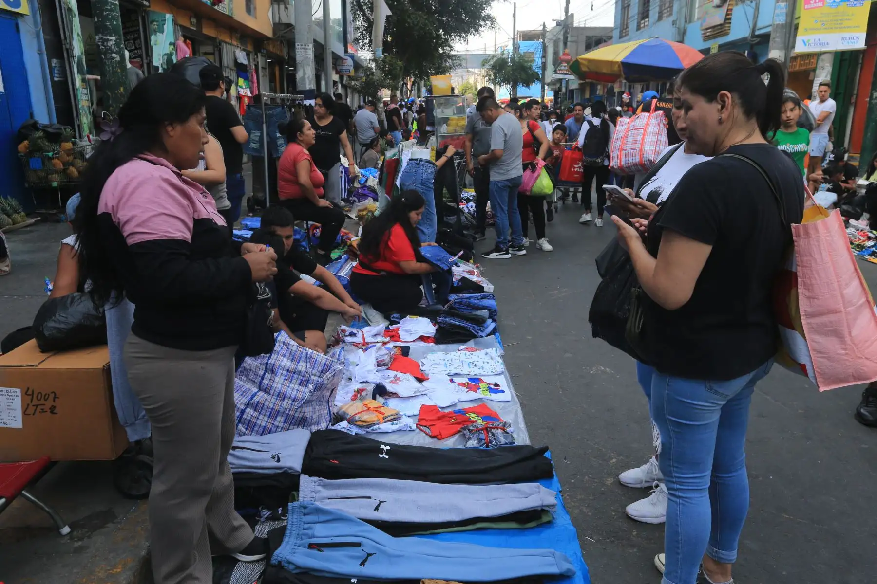 Centenares de personas acuden este martes 24 al emporio textil y de confecciones de Gamarra, en el distrito de La Victoria, para hacer las últimas compras navideñas. Fotos: ANDINA/Héctor Vinces