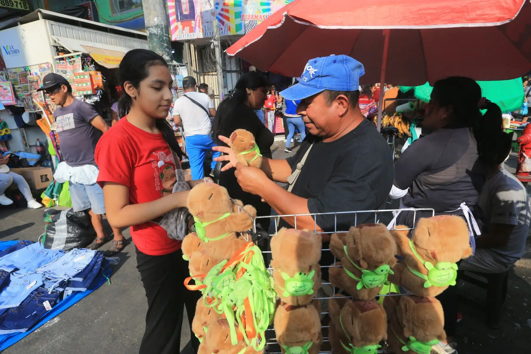 Centenares de personas acuden este martes 24 al emporio textil y de confecciones de Gamarra, en el distrito de La Victoria, para hacer las últimas compras navideñas. Fotos: ANDINA/Héctor Vinces