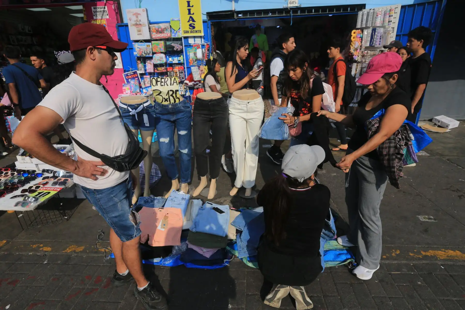 Centenares de personas acuden este martes 24 al emporio textil y de confecciones de Gamarra, en el distrito de La Victoria, para hacer las últimas compras navideñas. Fotos: ANDINA/Héctor Vinces