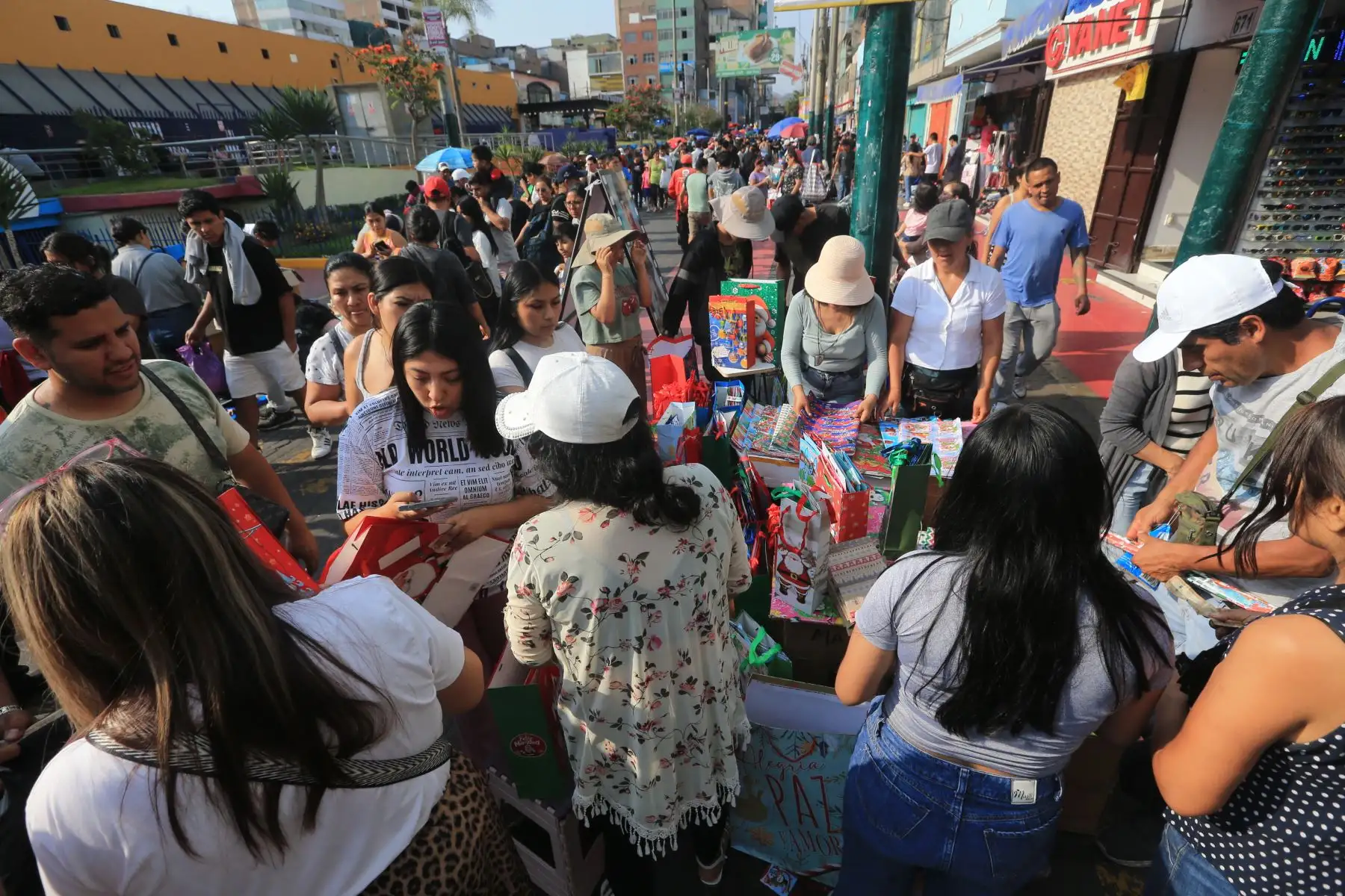 Centenares de personas acuden este martes 24 al emporio textil y de confecciones de Gamarra, en el distrito de La Victoria, para hacer las últimas compras navideñas. Fotos: ANDINA/Héctor Vinces