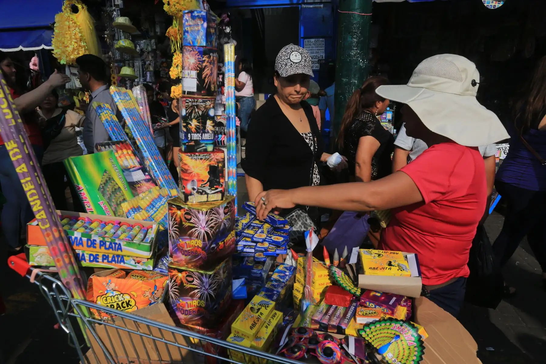 Centenares de personas acuden este martes 24 al emporio textil y de confecciones de Gamarra, en el distrito de La Victoria, para hacer las últimas compras navideñas. Fotos: ANDINA/Héctor Vinces
