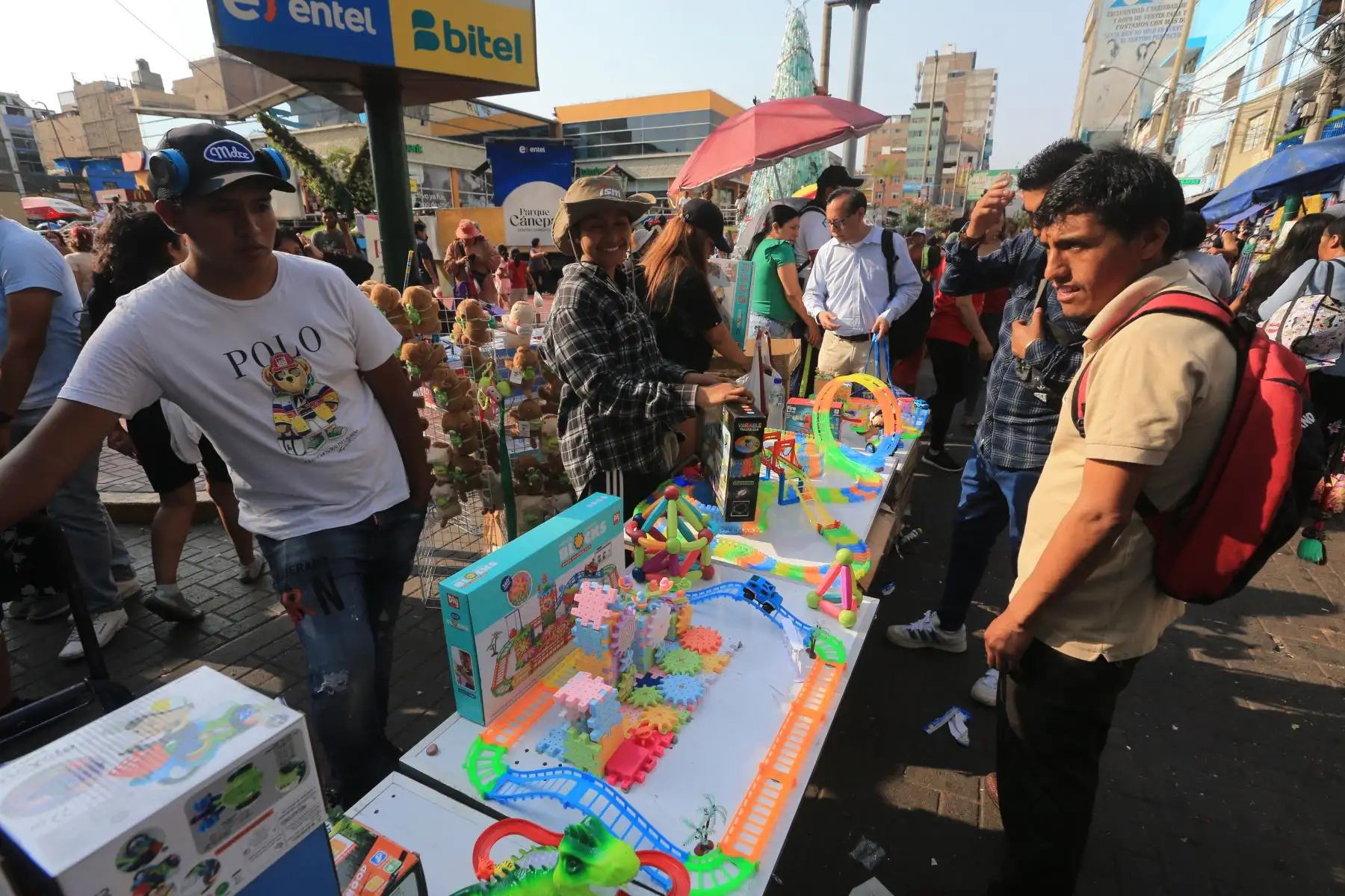 Centenares de personas acuden este martes 24 al emporio textil y de confecciones de Gamarra, en el distrito de La Victoria, para hacer las últimas compras navideñas. Fotos: ANDINA/Héctor Vinces