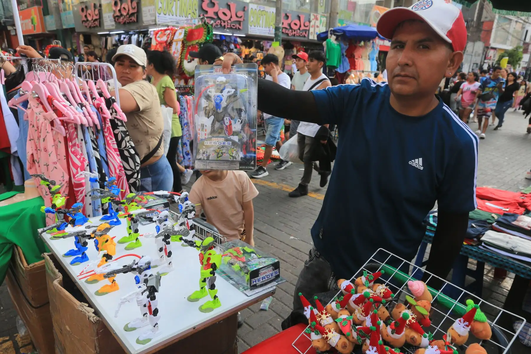 Centenares de personas acuden este martes 24 al emporio textil y de confecciones de Gamarra, en el distrito de La Victoria, para hacer las últimas compras navideñas. Fotos: ANDINA/Héctor Vinces