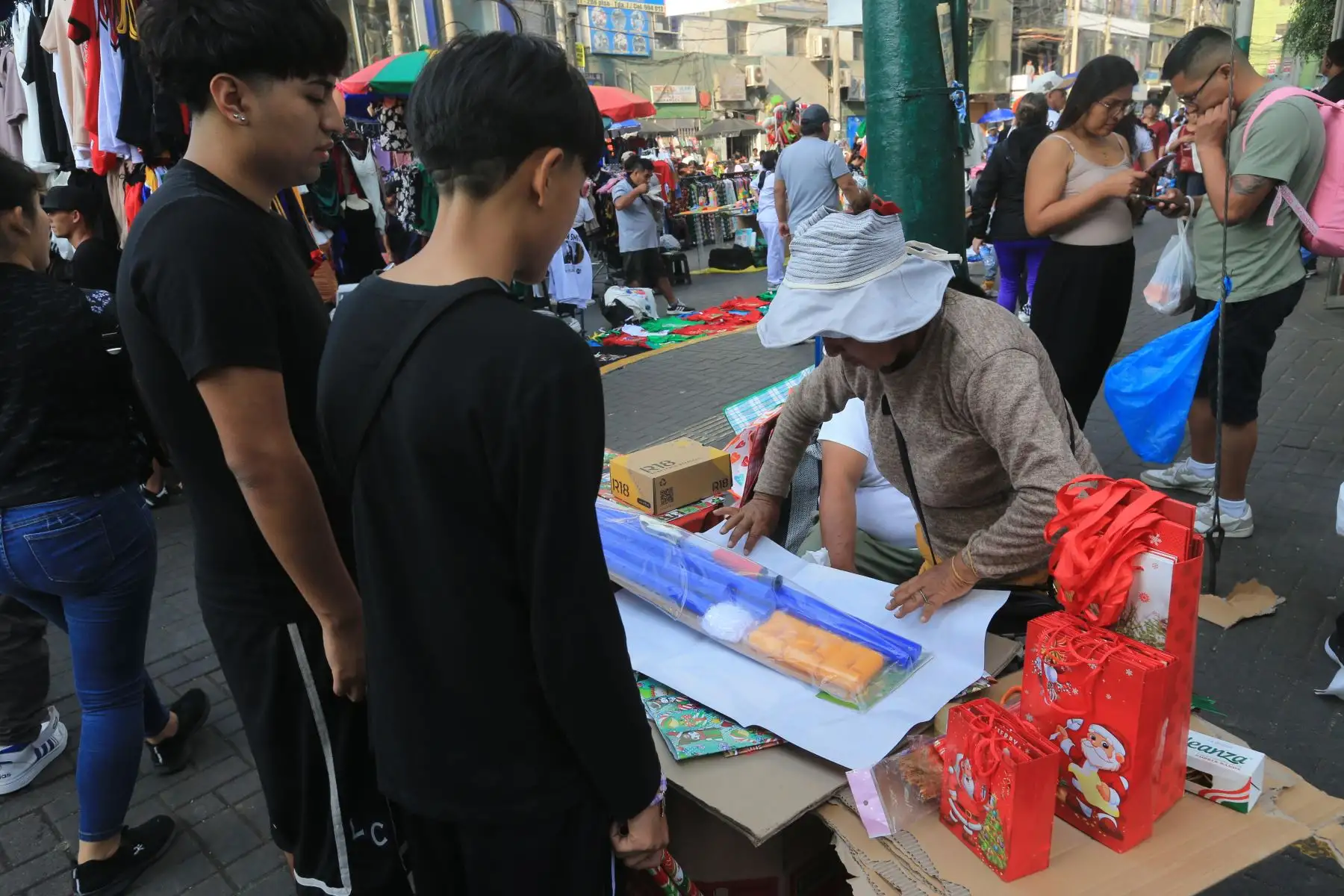 Centenares de personas acuden este martes 24 al emporio textil y de confecciones de Gamarra, en el distrito de La Victoria, para hacer las últimas compras navideñas. Fotos: ANDINA/Héctor Vinces