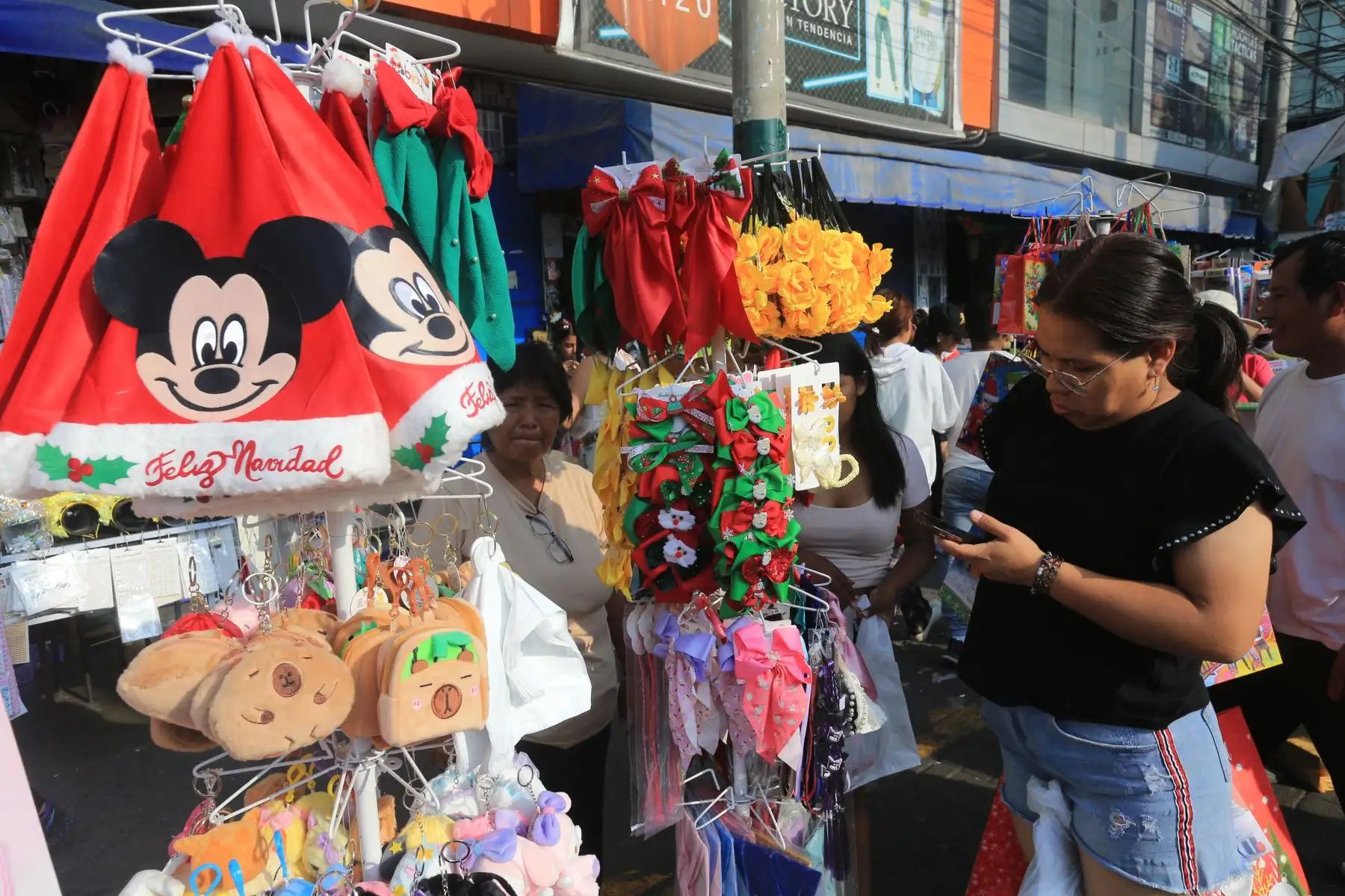 Centenares de personas acuden este martes 24 al emporio textil y de confecciones de Gamarra, en el distrito de La Victoria, para hacer las últimas compras navideñas. Fotos: ANDINA/Héctor Vinces