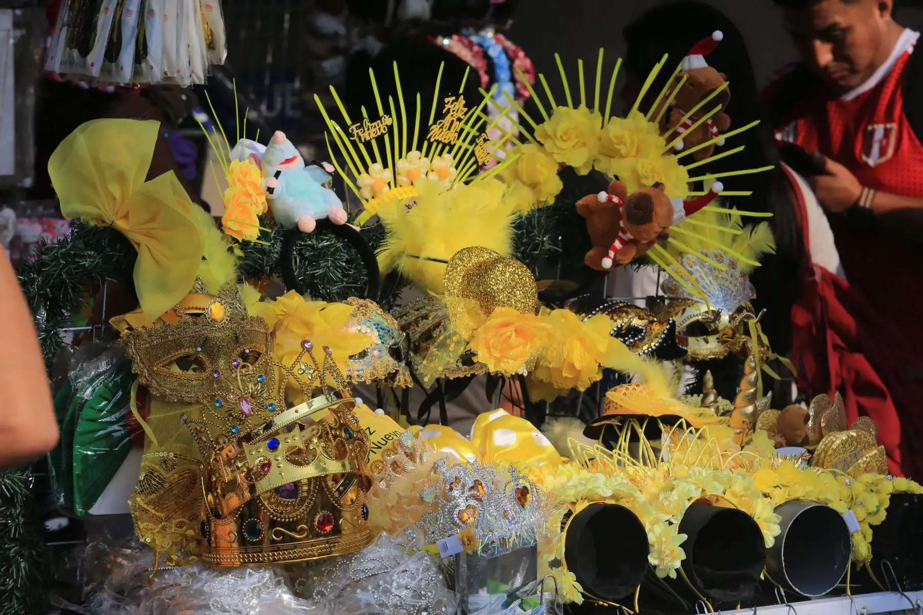 Centenares de personas acuden este martes 24 al emporio textil y de confecciones de Gamarra, en el distrito de La Victoria, para hacer las últimas compras navideñas. Fotos: ANDINA/Héctor Vinces