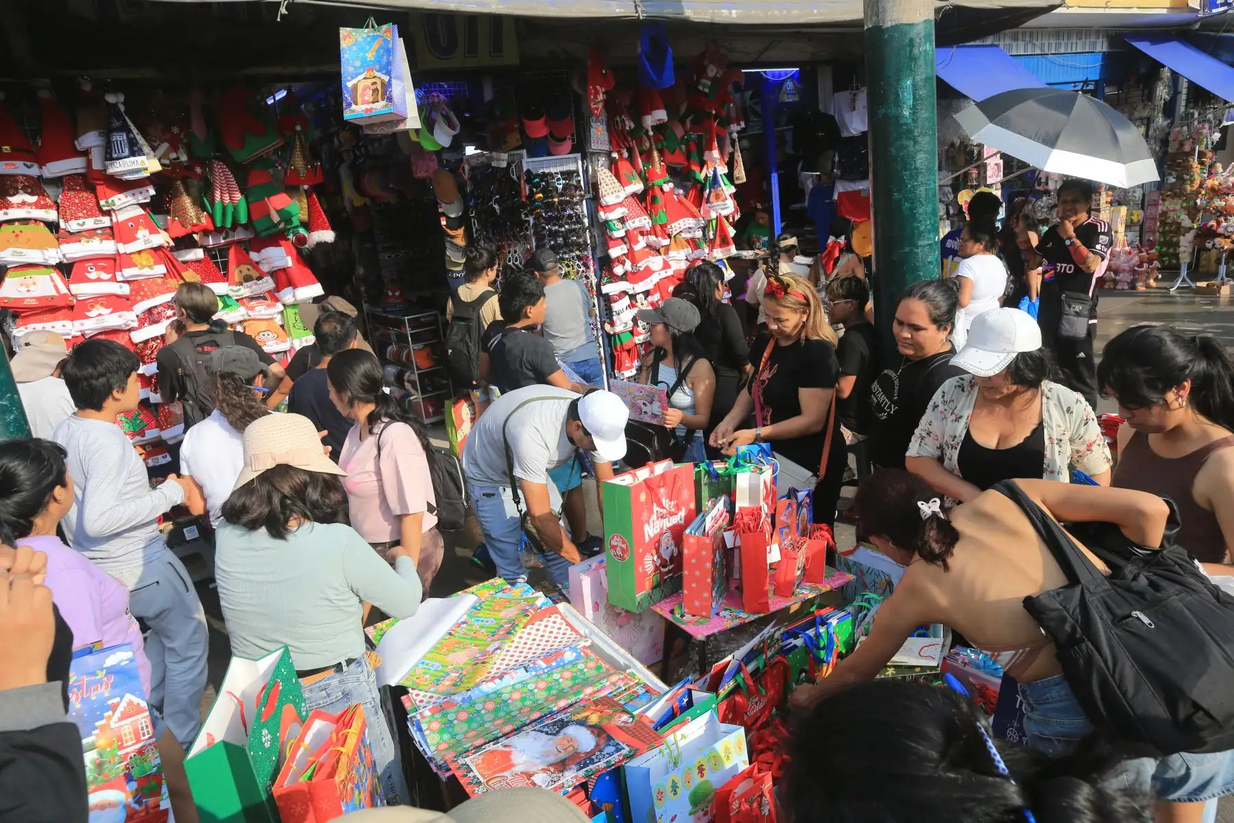 Centenares de personas acuden este martes 24 al emporio textil y de confecciones de Gamarra, en el distrito de La Victoria, para hacer las últimas compras navideñas. Fotos: ANDINA/Héctor Vinces