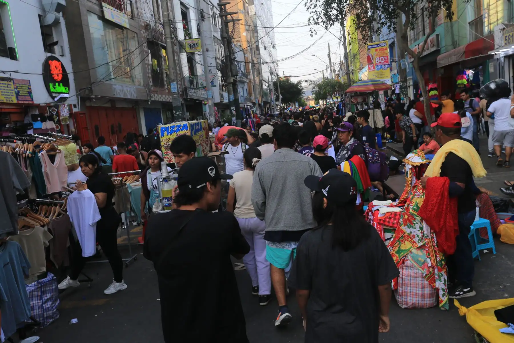 Centenares de personas acuden este martes 24 al emporio textil y de confecciones de Gamarra, en el distrito de La Victoria, para hacer las últimas compras navideñas. Fotos: ANDINA/Héctor Vinces