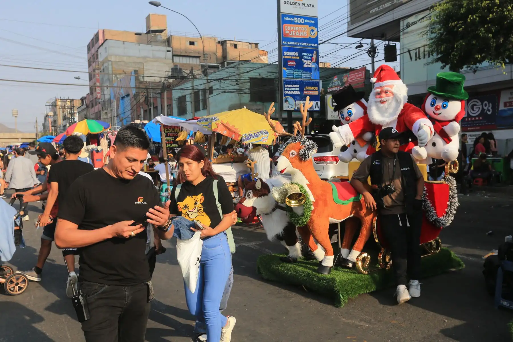 Centenares de personas acuden este martes 24 al emporio textil y de confecciones de Gamarra, en el distrito de La Victoria, para hacer las últimas compras navideñas. Fotos: ANDINA/Héctor Vinces
