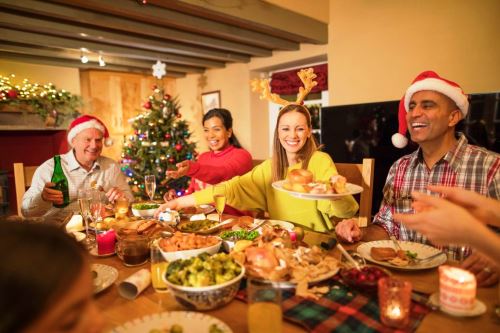 Peruanos celebran la Navidad con cena familiar y en medio de fuertes abrazos. Foto: ANDINA/Internet.