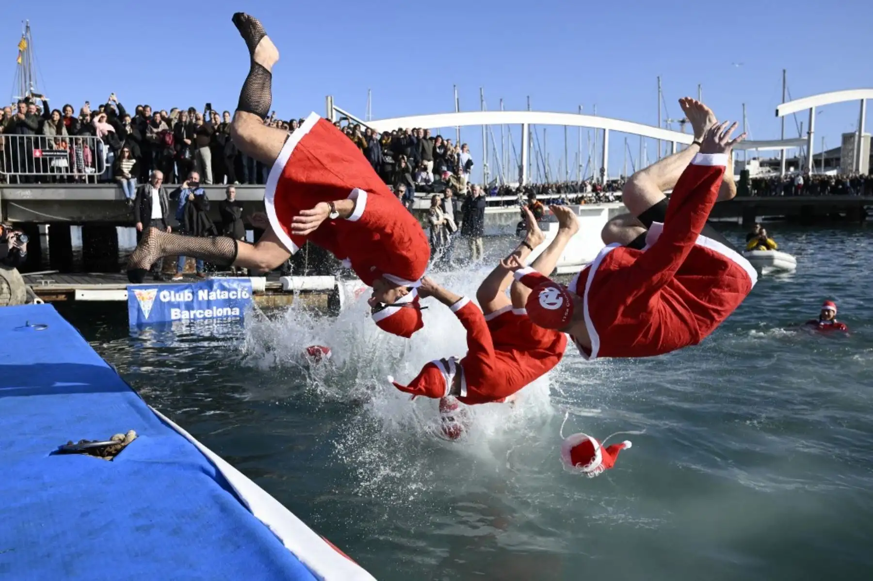 Participantes disfrazados de Papá Noel saltan al agua durante la 115ª edición de la carrera de natación Copa Nadal (Copa de Navidad) en el Port Vell de Barcelona el 25 de diciembre de 2024. La tradicional carrera de natación navideña de 200 metros reunió a más de 450 participantes en el Port Vell de Barcelona

Foto: AFP