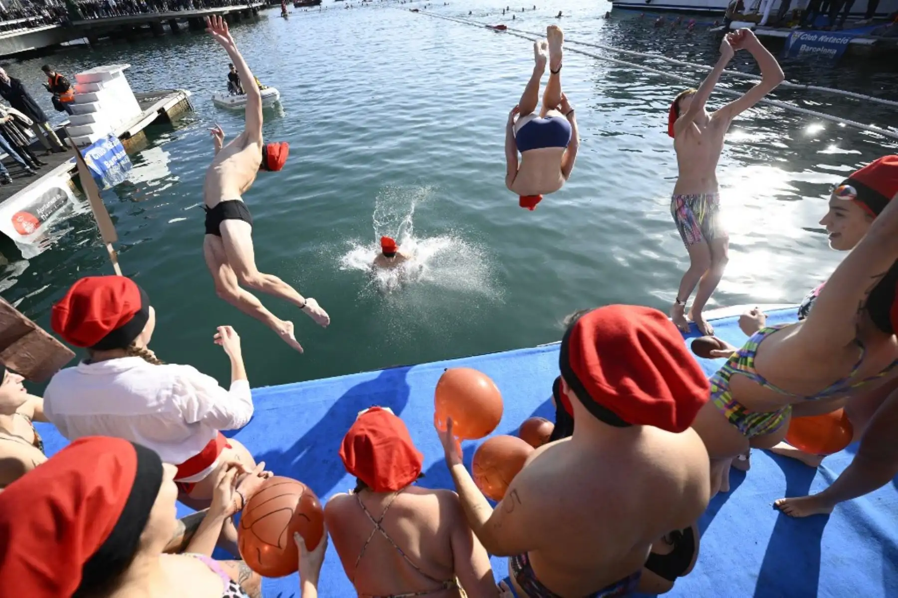 Participantes disfrazados de Papá Noel saltan al agua durante la 115ª edición de la carrera de natación Copa Nadal (Copa de Navidad) en el Port Vell de Barcelona el 25 de diciembre de 2024. La tradicional carrera de natación navideña de 200 metros reunió a más de 450 participantes en el Port Vell de Barcelona

Foto: AFP