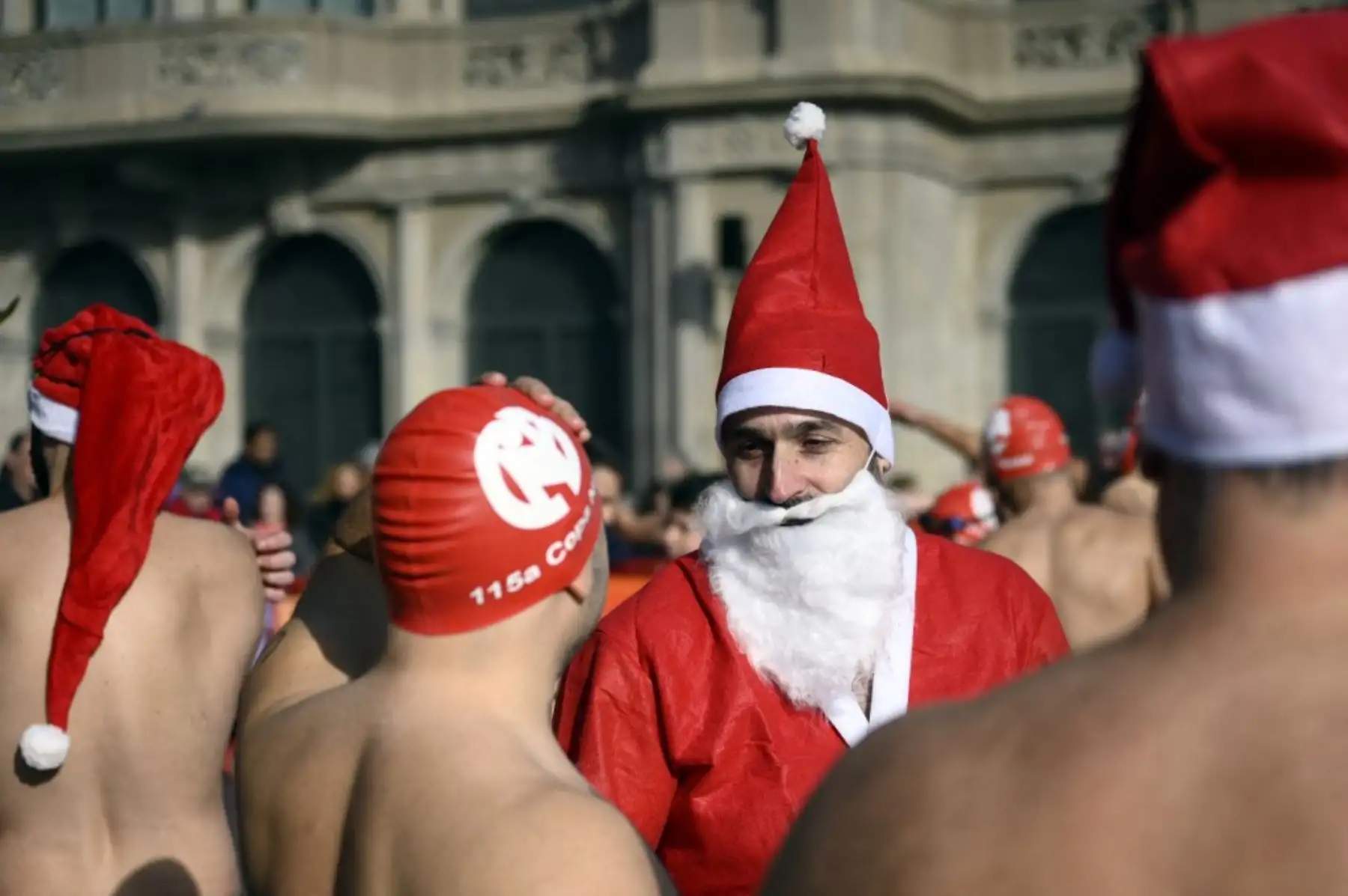 Participantes saltan al agua durante la 115ª edición de la carrera de natación Copa Nadal (Copa de Navidad) en el Port Vell de Barcelona el 25 de diciembre de 2024. La tradicional carrera de natación navideña de 200 metros reunió a más de 450 participantes en el Port Vell de Barcelona.

Foto: AFP