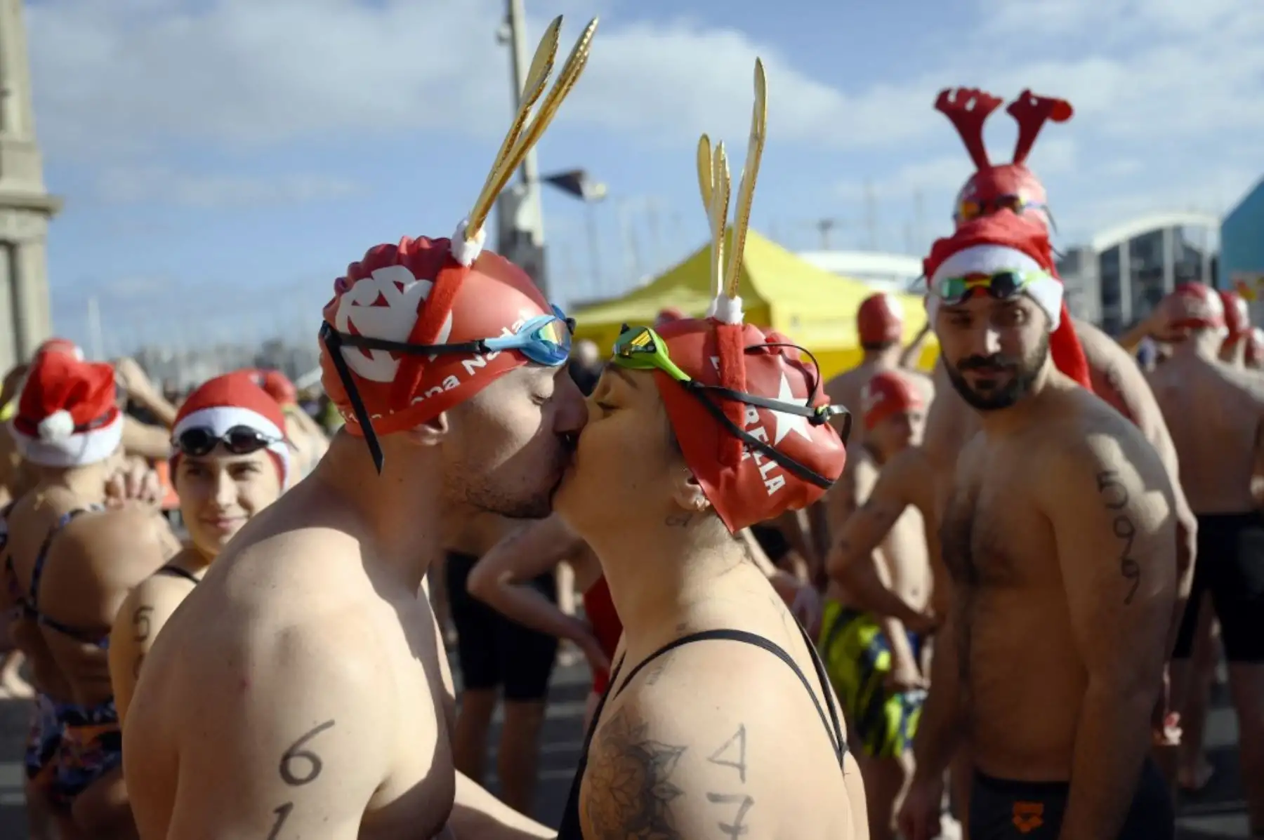 Participantes saltan al agua durante la 115ª edición de la carrera de natación Copa Nadal (Copa de Navidad) en el Port Vell de Barcelona el 25 de diciembre de 2024. La tradicional carrera de natación navideña de 200 metros reunió a más de 450 participantes en el Port Vell de Barcelona.

Foto: AFP