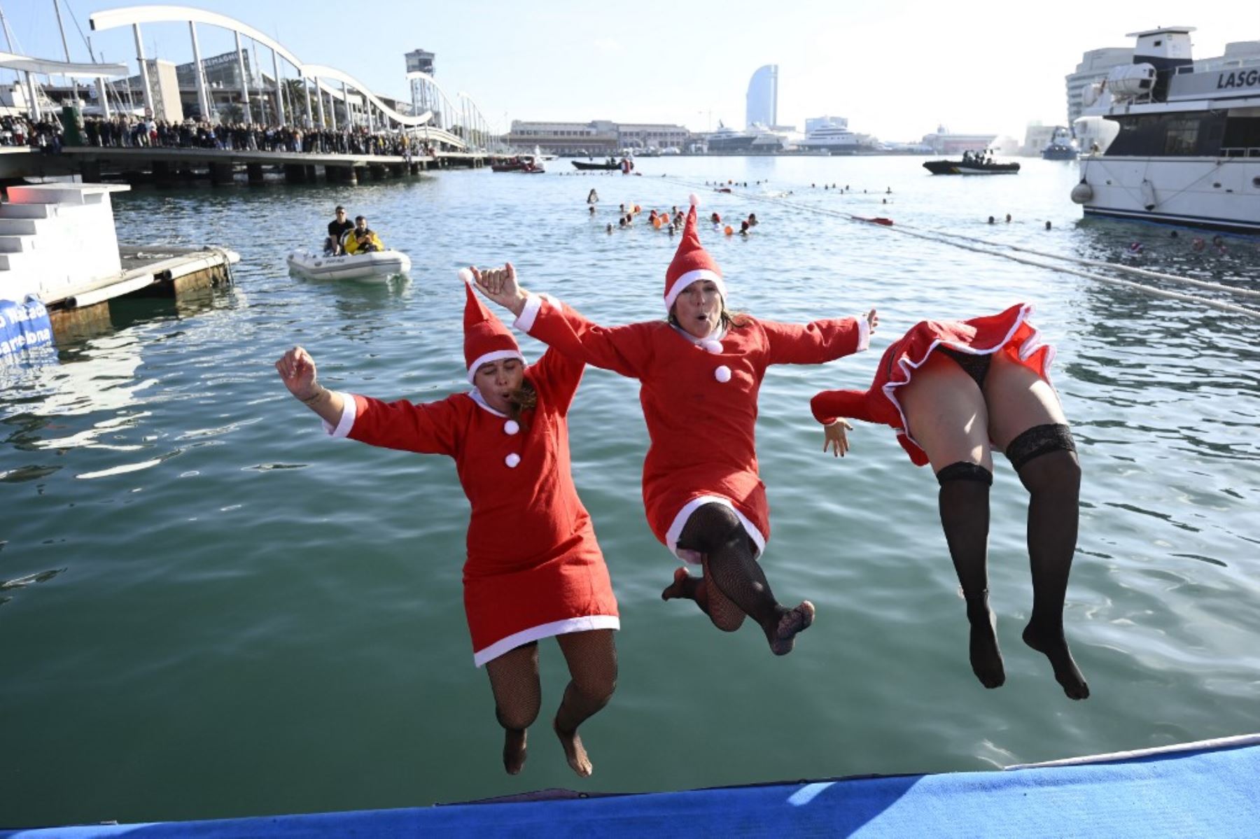 Participantes saltan al agua durante la 115ª edición de la carrera de natación Copa Nadal (Copa de Navidad) en el Port Vell de Barcelona el 25 de diciembre de 2024. La tradicional carrera de natación navideña de 200 metros reunió a más de 450 participantes en el Port Vell de Barcelona.

Foto: AFP