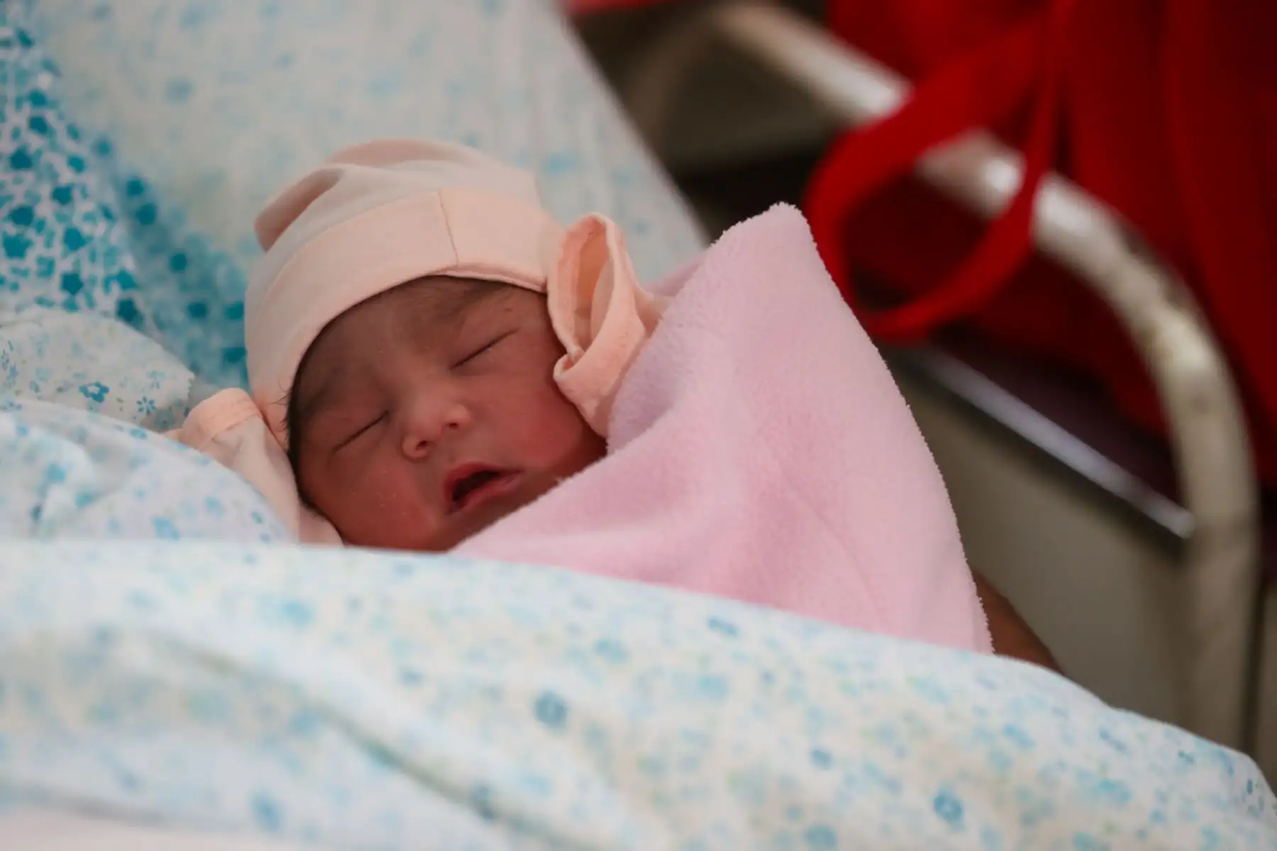 El Instituto Nacional Materno Perinatal presentó esta mañana a las dos primeras bebés que nacieron en la navidad 2024. Victoria Aylani Ayala Yana nació a las 4:20 am con un peso de 3340 gr.

Foto: ANDINA/Juan Carlos Guzmán Negrini