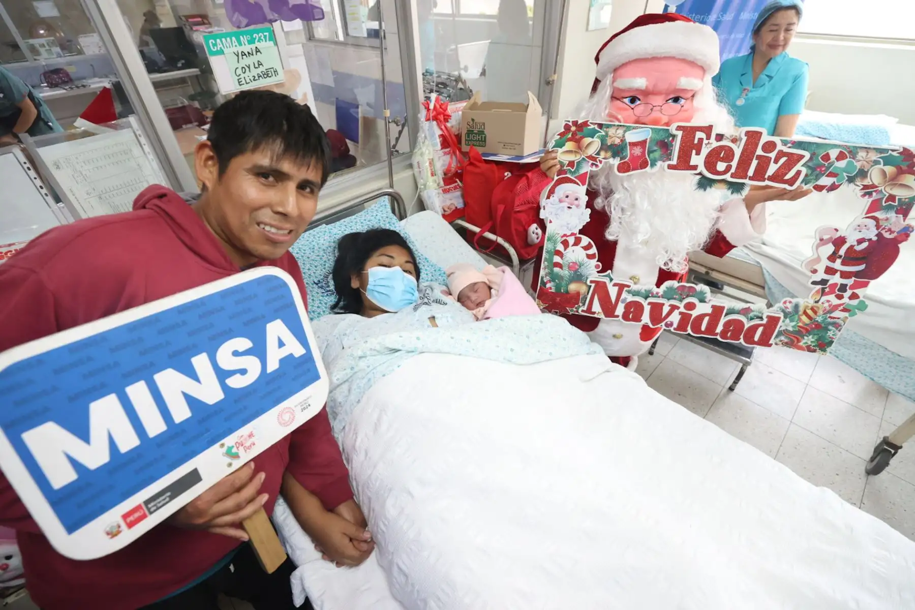 El Instituto Nacional Materno Perinatal presentó esta mañana a las dos primeras bebés que nacieron en la navidad 2024. Victoria Aylani Ayala Yana nació a las 4:20 am con un peso de 3340 gr.

Foto: ANDINA/Juan Carlos Guzmán Negrini