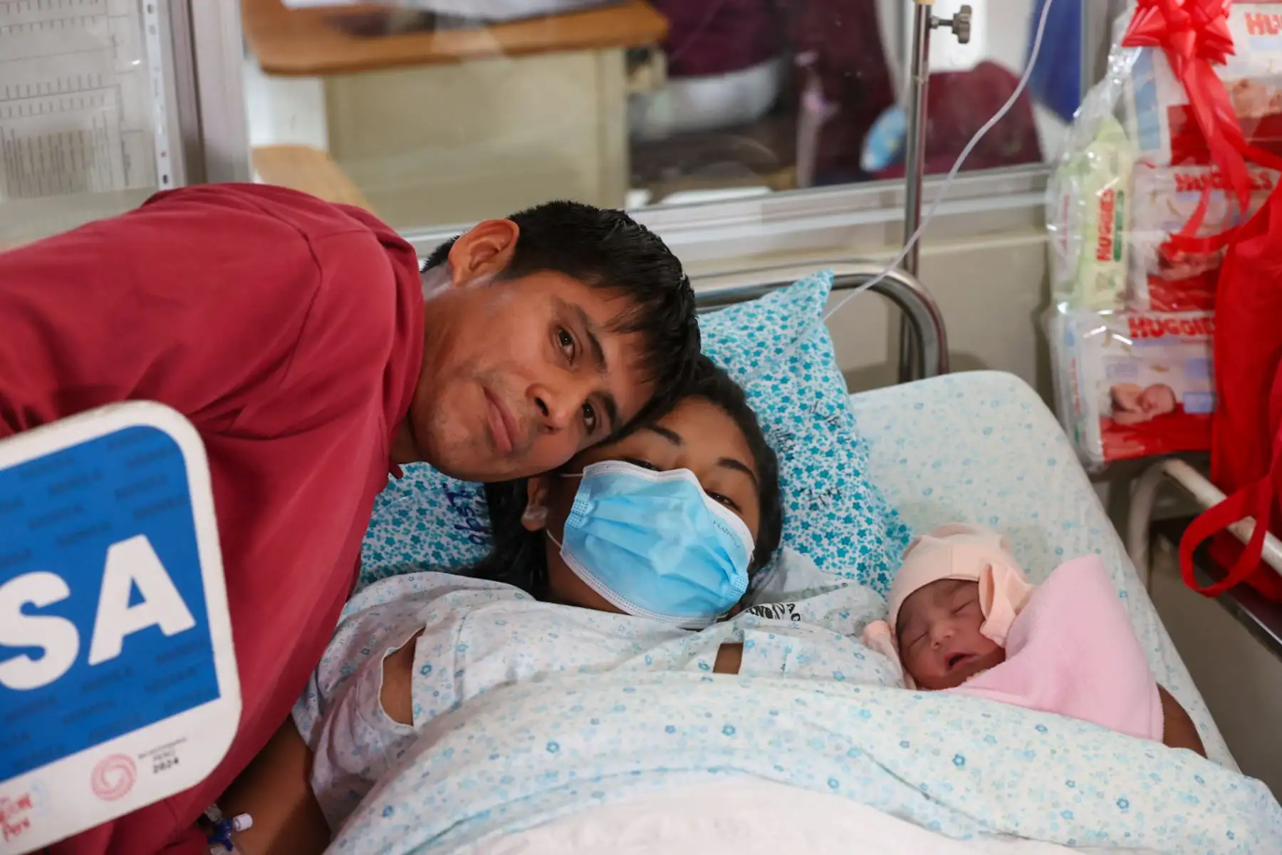 El Instituto Nacional Materno Perinatal presentó esta mañana a las dos primeras bebés que nacieron en la navidad 2024. Victoria Aylani Ayala Yana nació a las 4:20 am con un peso de 3340 gr.

Foto: ANDINA/Juan Carlos Guzmán Negrini