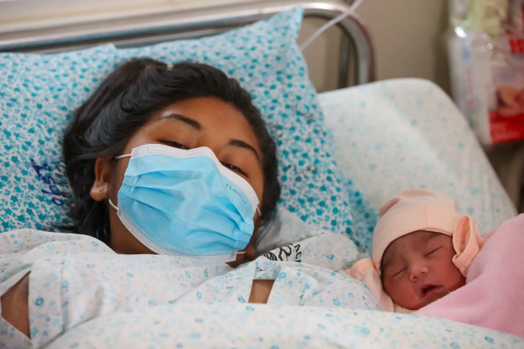 El Instituto Nacional Materno Perinatal presentó esta mañana a las dos primeras bebés que nacieron en la navidad 2024. Victoria Aylani Ayala Yana nació a las 4:20 am con un peso de 3340 gr.

Foto: ANDINA/Juan Carlos Guzmán Negrini