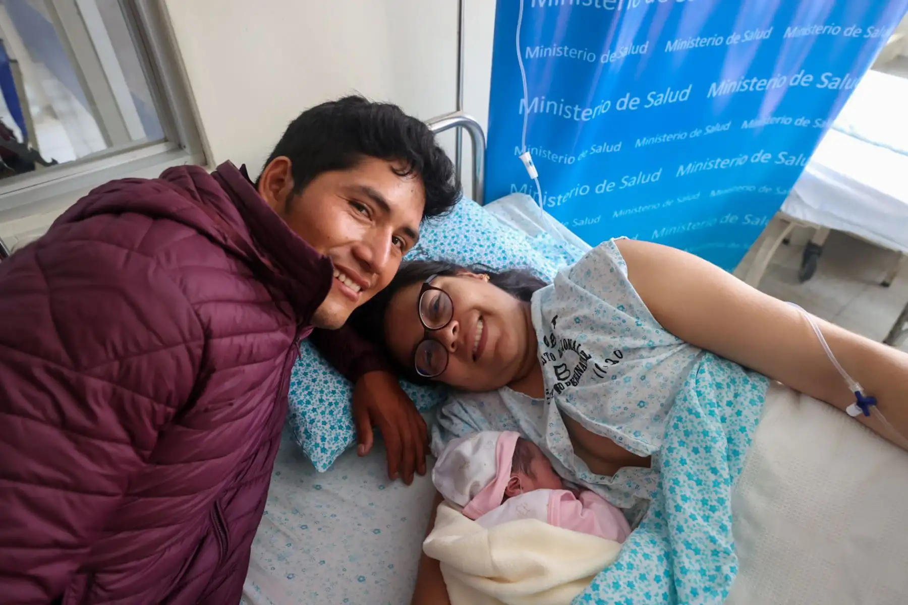 El Instituto Nacional Materno Perinatal presentó esta mañana a las dos primeras bebés que nacieron en la navidad 2024. Gía Alessia Cabanillas Carrazco nació a las 6:00am con un peso de 3350 gr.

Foto: ANDINA/Juan Carlos Guzmán Negrini