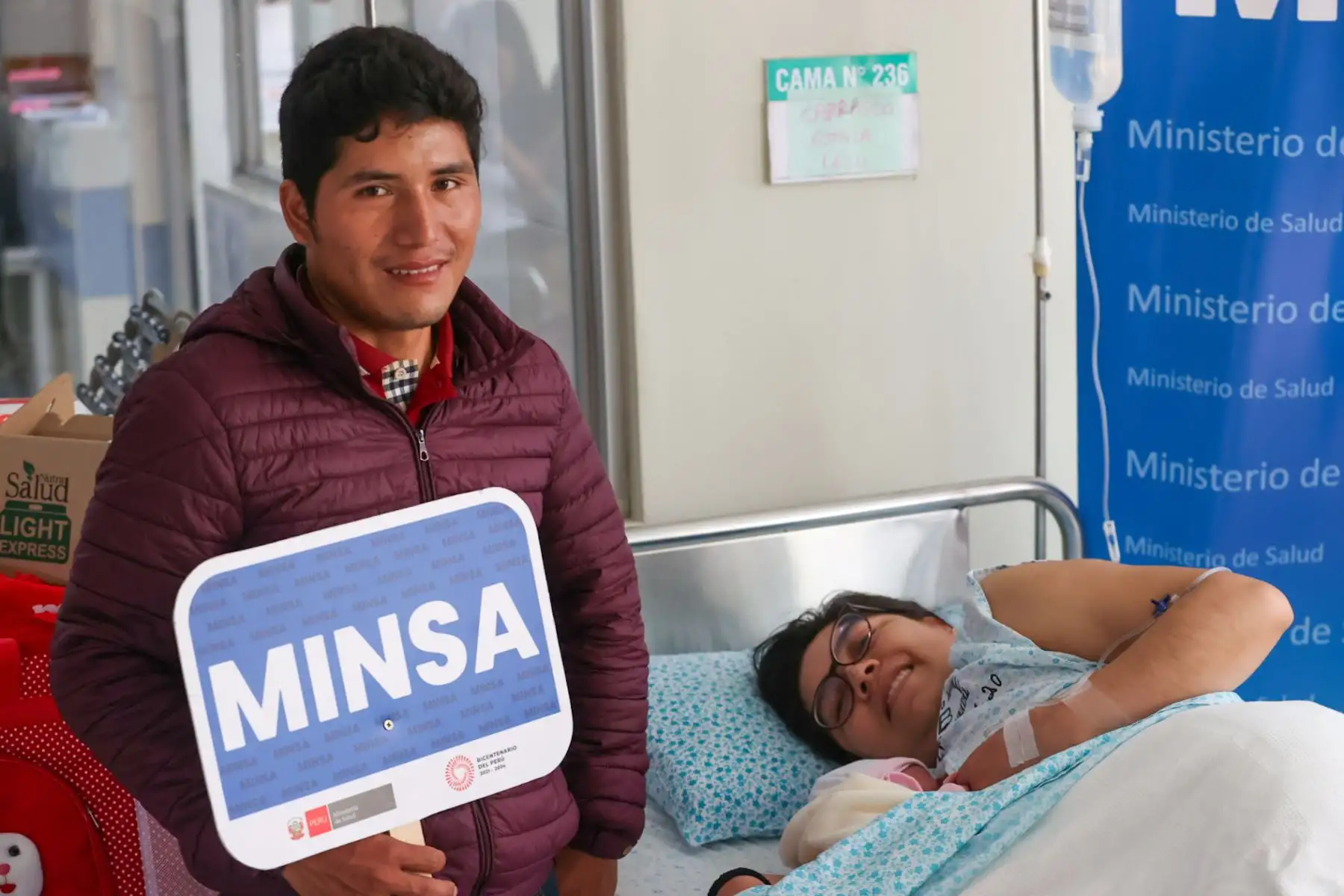 El Instituto Nacional Materno Perinatal presentó esta mañana a las dos primeras bebés que nacieron en la navidad 2024. Gía Alessia Cabanillas Carrazco nació a las 6:00am con un peso de 3350 gr.

Foto: ANDINA/Juan Carlos Guzmán Negrini