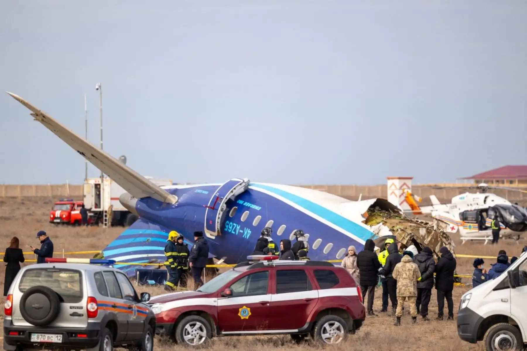 Especialistas en emergencias trabajan en el lugar del accidente de un avión de pasajeros de Kazakhstan Airlines cerca de la ciudad de Aktau, en el oeste de Kazajistán. 

Foto: AFP