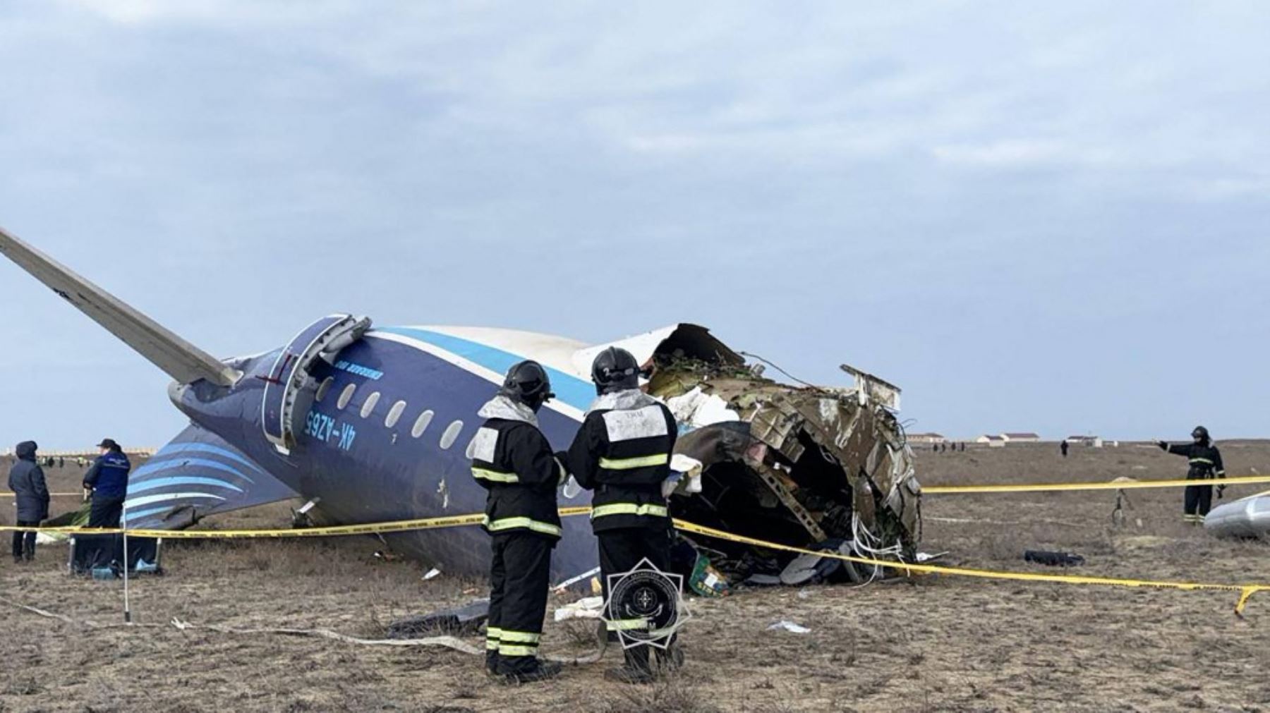 Especialistas en emergencias trabajan en el lugar del accidente de un avión de pasajeros de Kazakhstan Airlines cerca de la ciudad de Aktau, en el oeste de Kazajistán. 

Foto: AFP