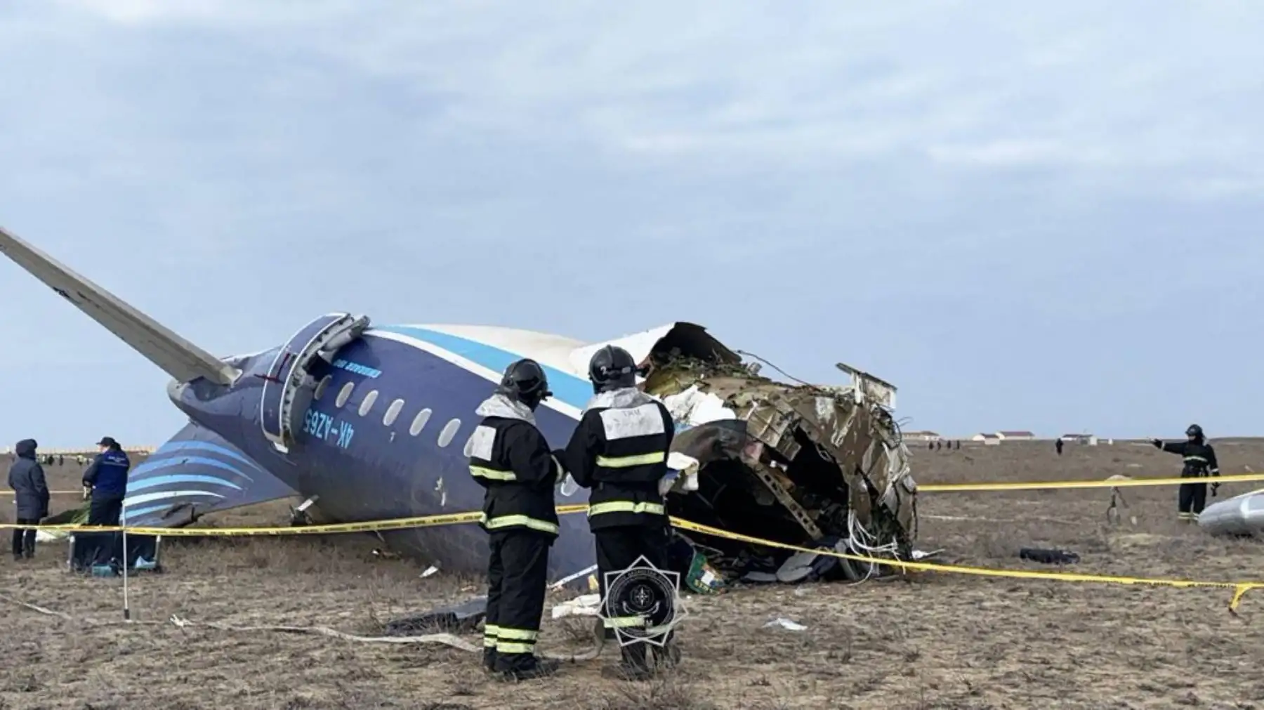 Especialistas en emergencias trabajan en el lugar del accidente de un avión de pasajeros de Kazakhstan Airlines cerca de la ciudad de Aktau, en el oeste de Kazajistán. 

Foto: AFP