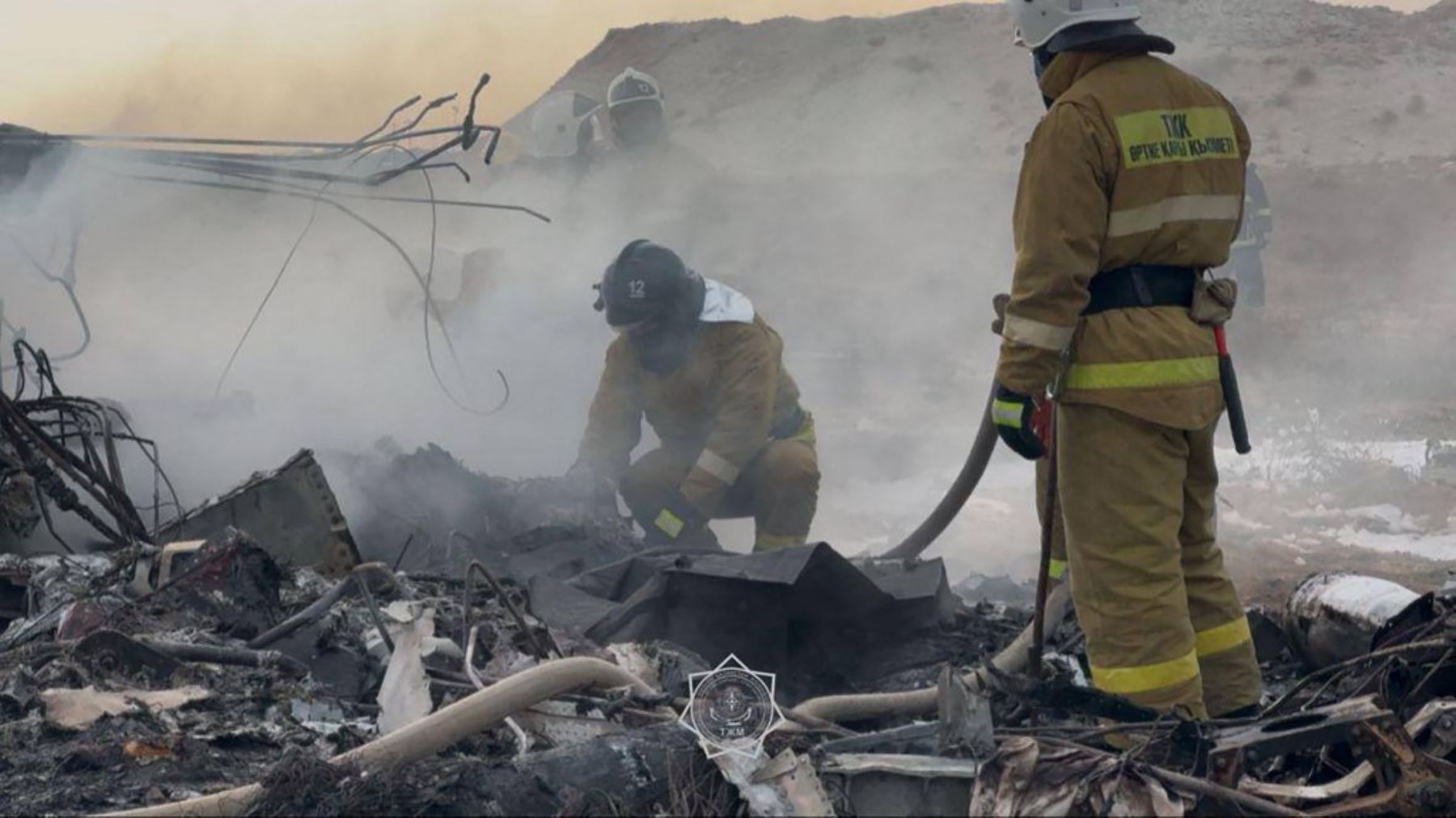 Especialistas en emergencias trabajan en el lugar del accidente de un avión de pasajeros de Kazakhstan Airlines cerca de la ciudad de Aktau, en el oeste de Kazajistán. 

Foto: AFP