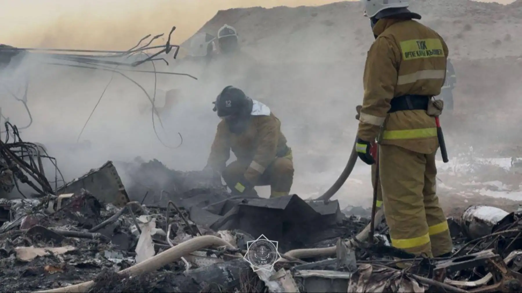 Especialistas en emergencias trabajan en el lugar del accidente de un avión de pasajeros de Kazakhstan Airlines cerca de la ciudad de Aktau, en el oeste de Kazajistán. 

Foto: AFP