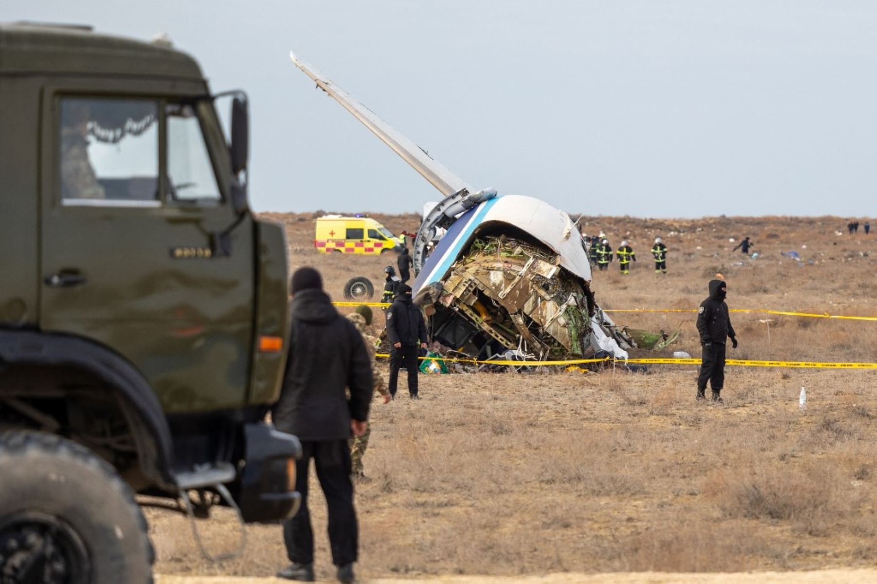 Especialistas en emergencias trabajan en el lugar del accidente de un avión de pasajeros de Kazakhstan Airlines cerca de la ciudad de Aktau, en el oeste de Kazajistán. Foto: AFP