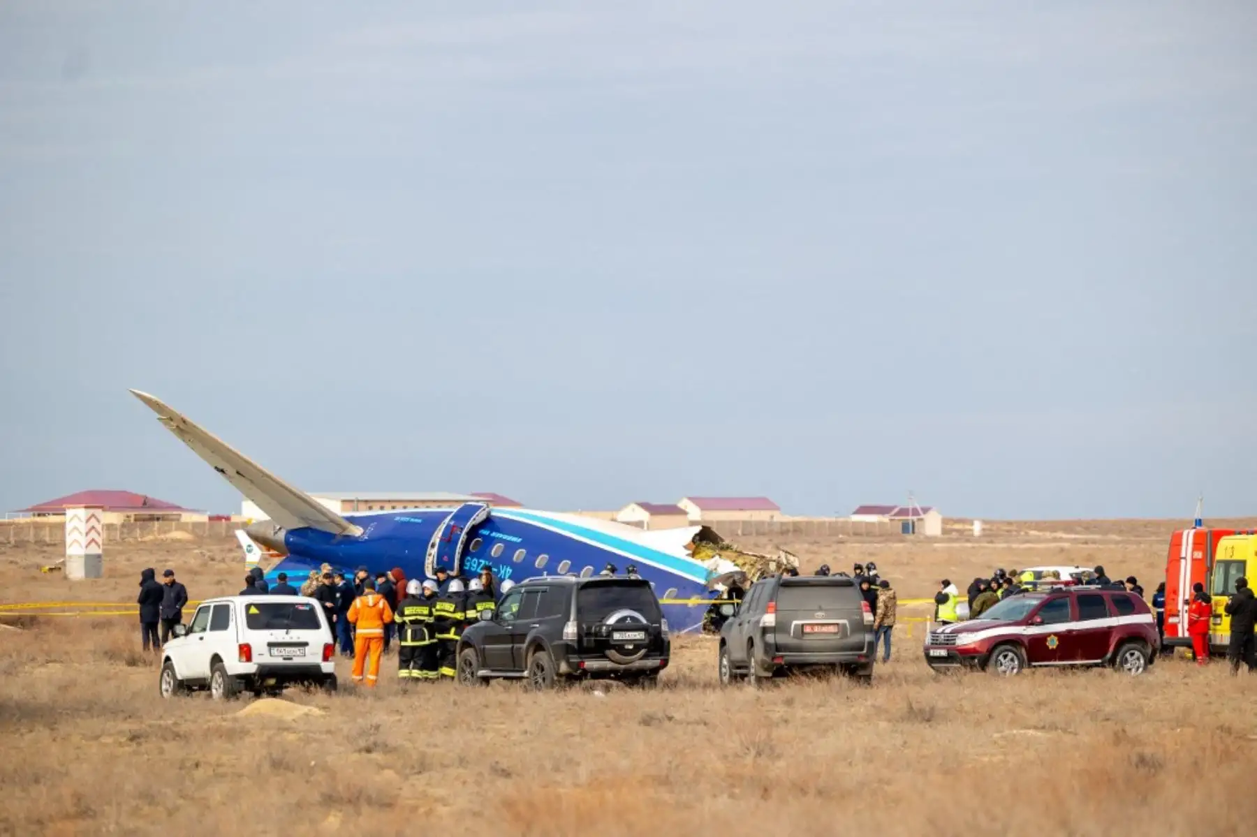 Especialistas en emergencias trabajan en el lugar del accidente de un avión de pasajeros de Kazakhstan Airlines cerca de la ciudad de Aktau, en el oeste de Kazajistán. 

Foto: AFP