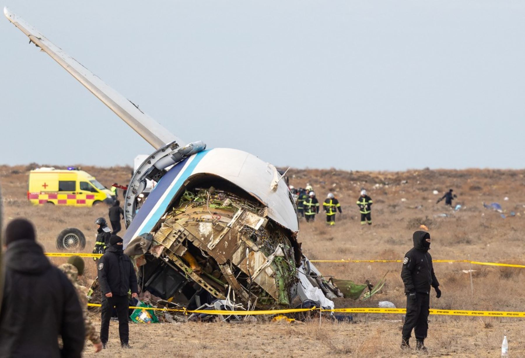 Especialistas en emergencias trabajan en el lugar del accidente de un avión de pasajeros de Kazakhstan Airlines cerca de la ciudad de Aktau, en el oeste de Kazajistán. 

Foto: AFP