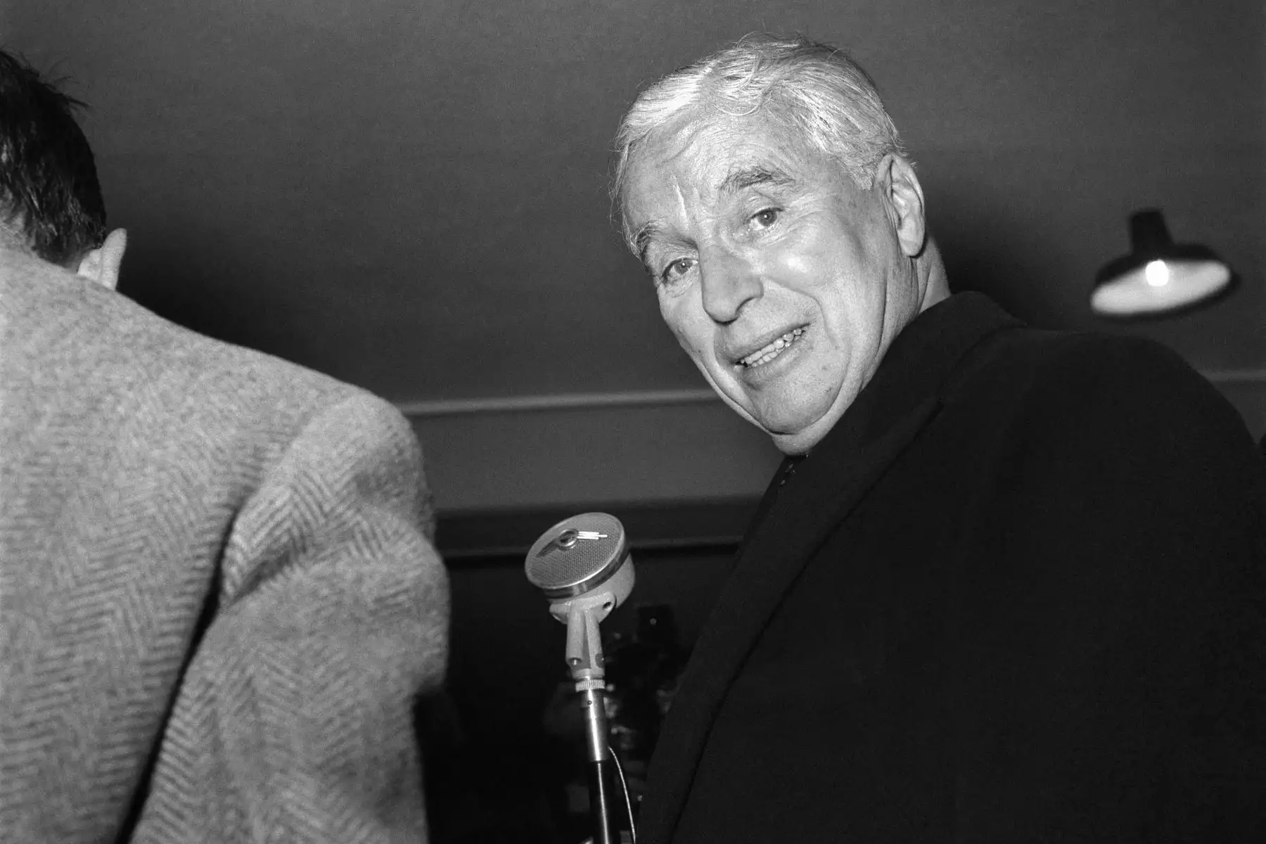 Retrato del actor, autor y director de cine británico Charlie Chaplin a su llegada a Orly el 29 de octubre de 1952.
Foto: AFP