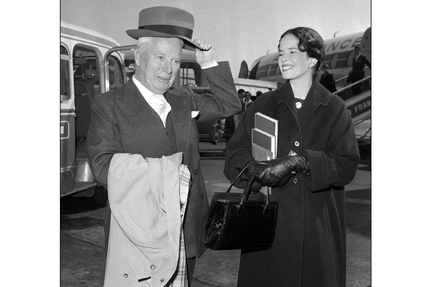 El actor británico Charlie Chaplin y su esposa (R) Oona Chaplin llegan al aeropuerto de Orly en París, el 25 de septiembre de 1959.
Foto: AFP