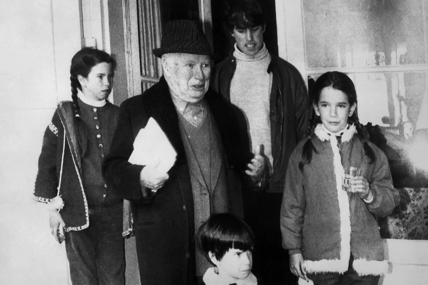 El director y famoso actor Charlie Chaplin posa para su 80 cumpleaños con sus hijos Christopher James, Annette Emily y Jane Cecil y Eugene el 17 de abril de 1969 en su casa de Suiza.
Foto: AFP