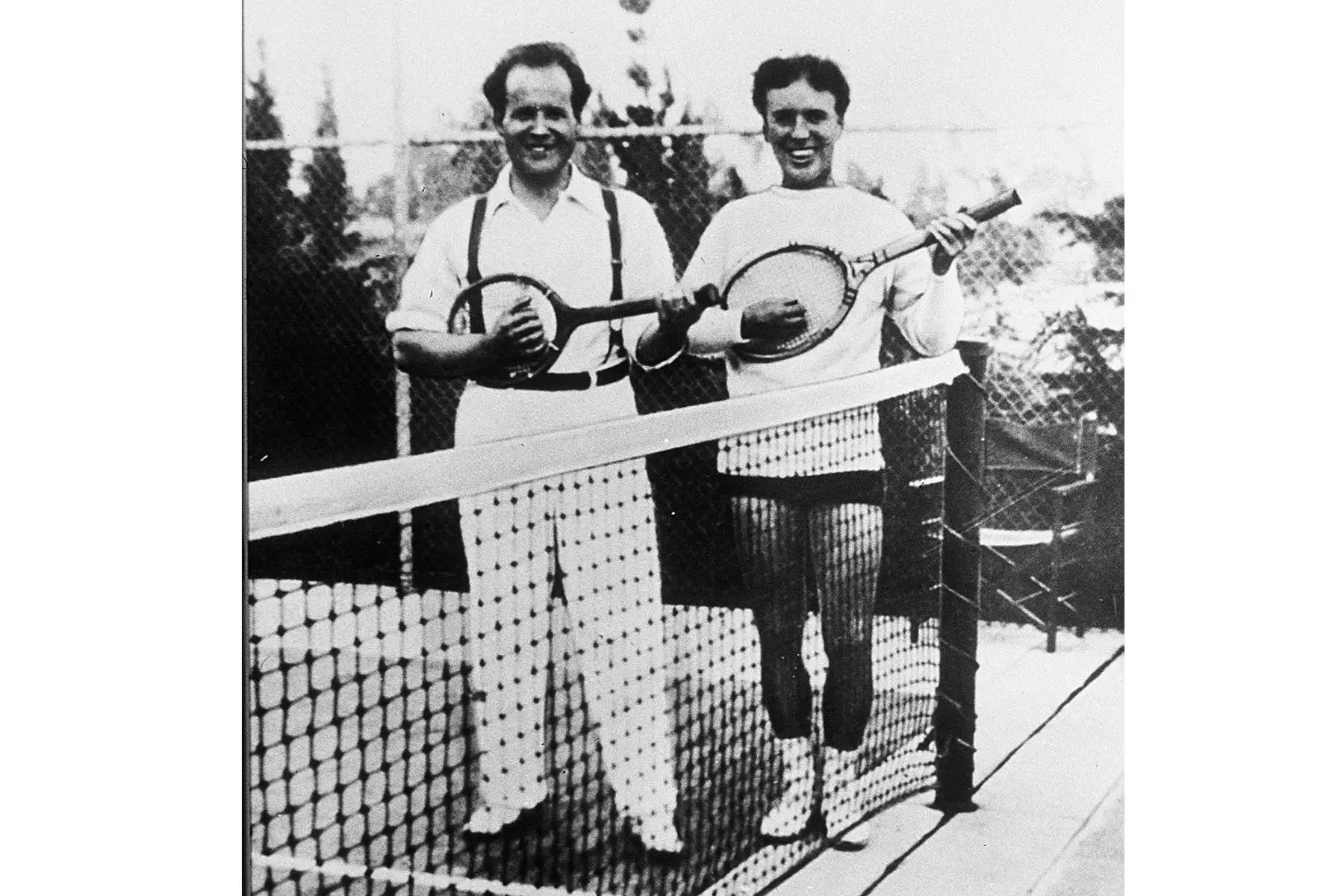 Foto sin fecha del realizador Sergueï Mikhaïlovitch Eisenstein en compañía del actor Charlie Chaplin. 
Fotografía de los años 30 del famoso director de cine ruso Sergueï Mikhaïlovitch Eisenstein  y el actor británico Charlie Chaplin tocando la guitarra con su raqueta de tenis. Las principales películas de Eisenstein son El acorazado Potemkin (1925), Octubre (1927), Alexander Nevski (1938) e Iván el Terrible (1945).
Foto: AFP