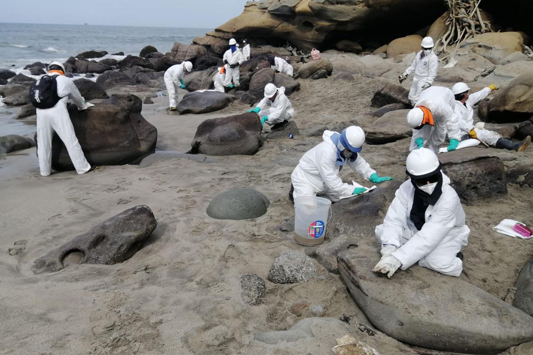 Las labores de respuesta y vigilancia ambiental en la playa Las Capullanas continúan de manera permanente y en coordinación con las autoridades locales. Foto: ANDINA/Petroperú