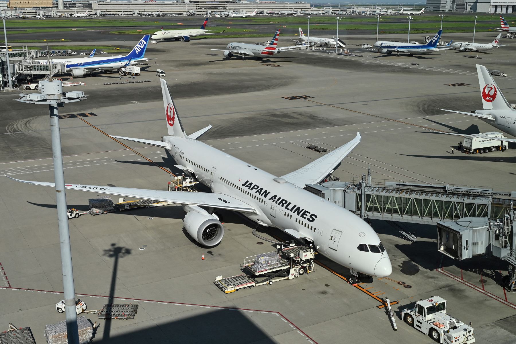 Esta foto tomada el 24 de agosto del 2024 muestra un avión de pasajeros Boeing 787-9 Dreamliner de Japan Airlines (JAL). Foto: AFP