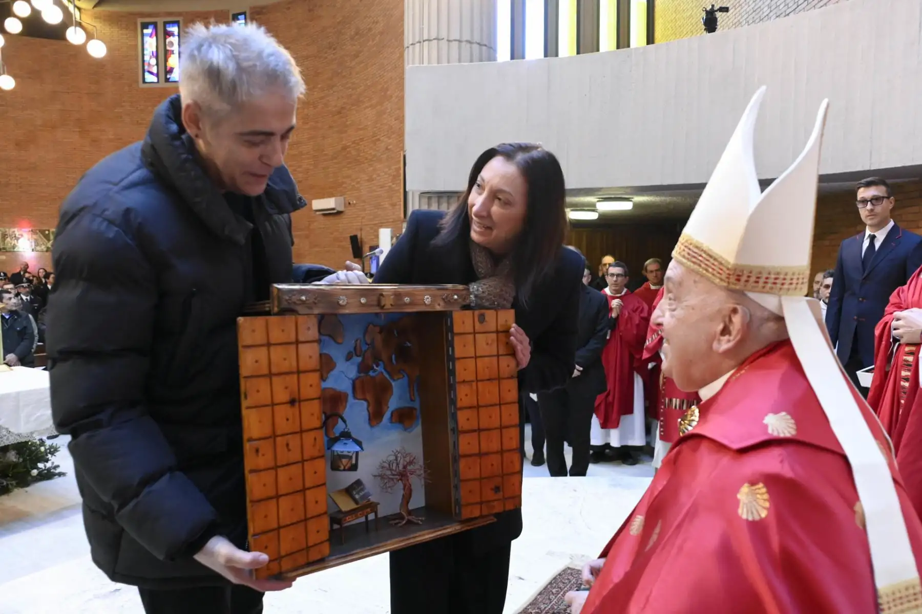 El papa Francisco instó este jueves a que se deje "de colonizar a los pueblos con las armas" y pidió apoyo para una campaña internacional dirigida a que se perdonen la deudas públicas "insostenibles e injustas" de algunos países. Foto: EFE