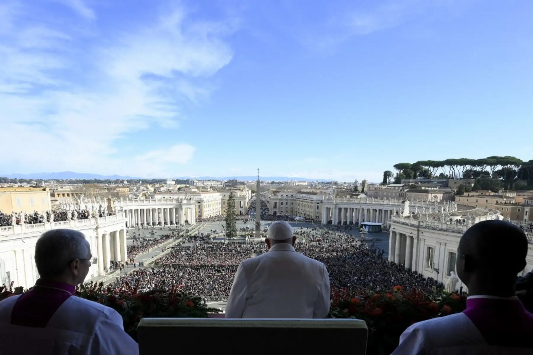 El papa Francisco instó este jueves a que se deje "de colonizar a los pueblos con las armas" y pidió apoyo para una campaña internacional dirigida a que se perdonen la deudas públicas "insostenibles e injustas" de algunos países. Foto: AFP